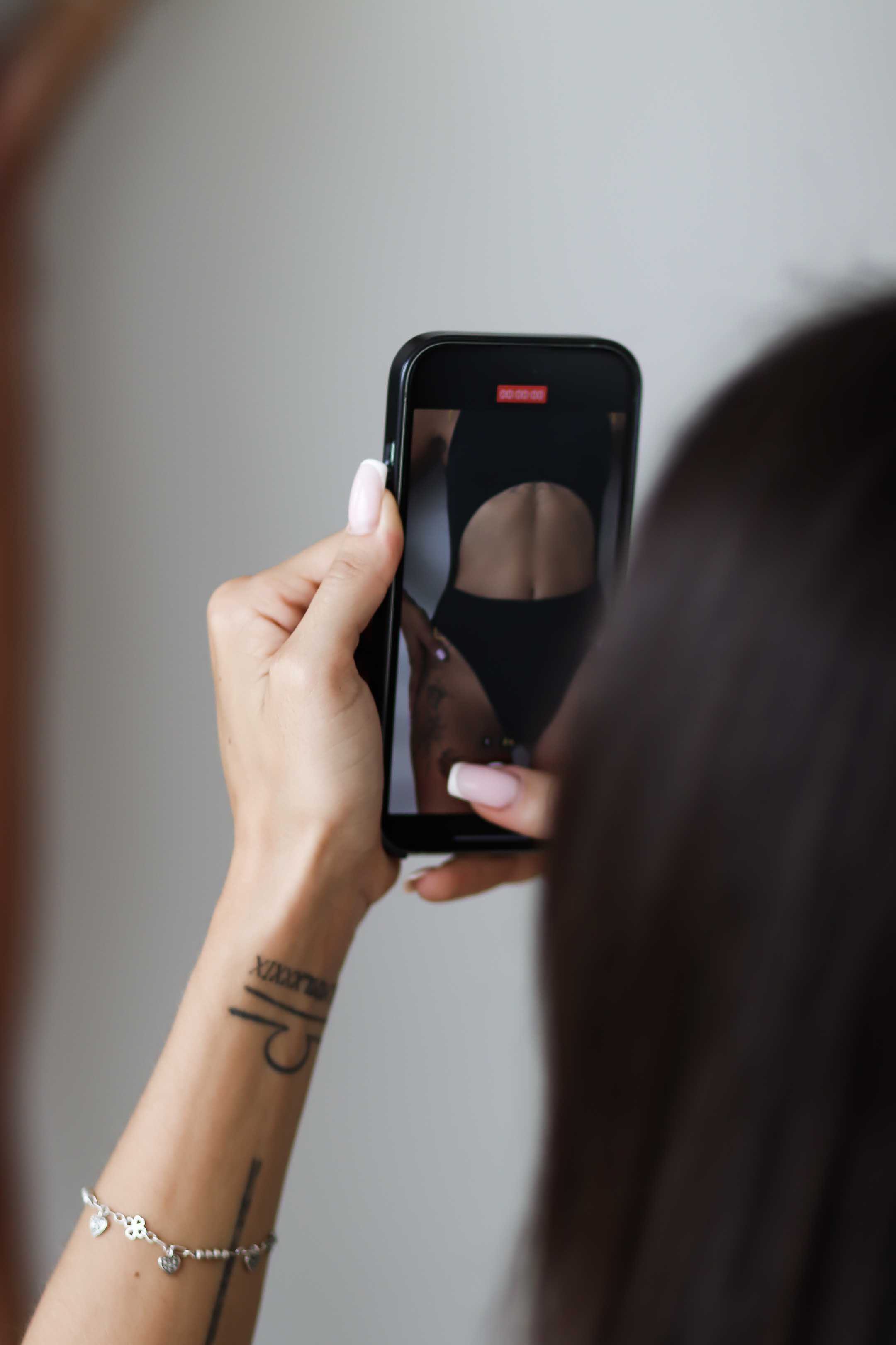 Коллекция купальников бикини. Фотограф на Шри-Ланке