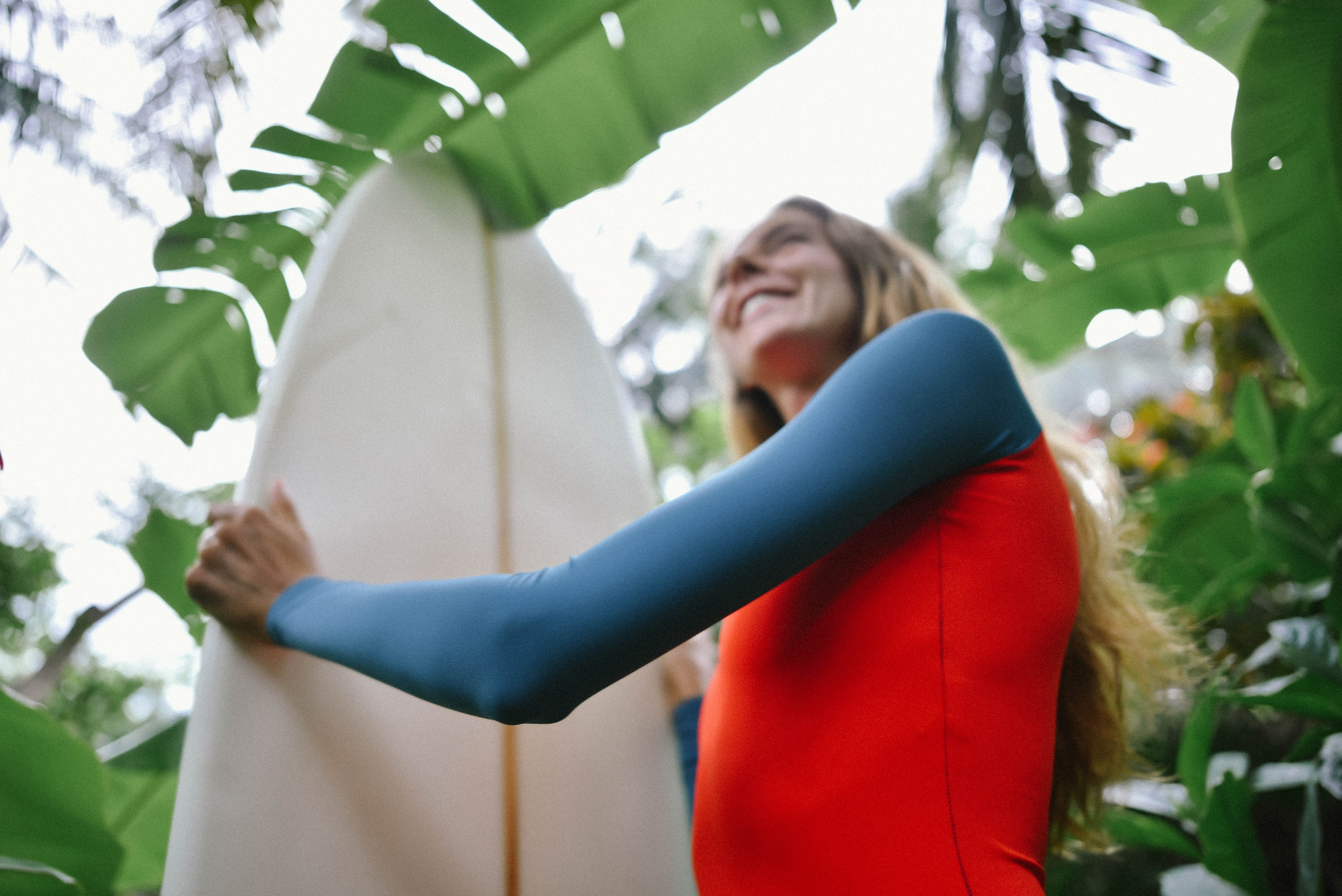 Съемка серфинга с воды в Аругам Бэй | Девушка на волнах восточного побережья. Фотограф на Шри-Ланке