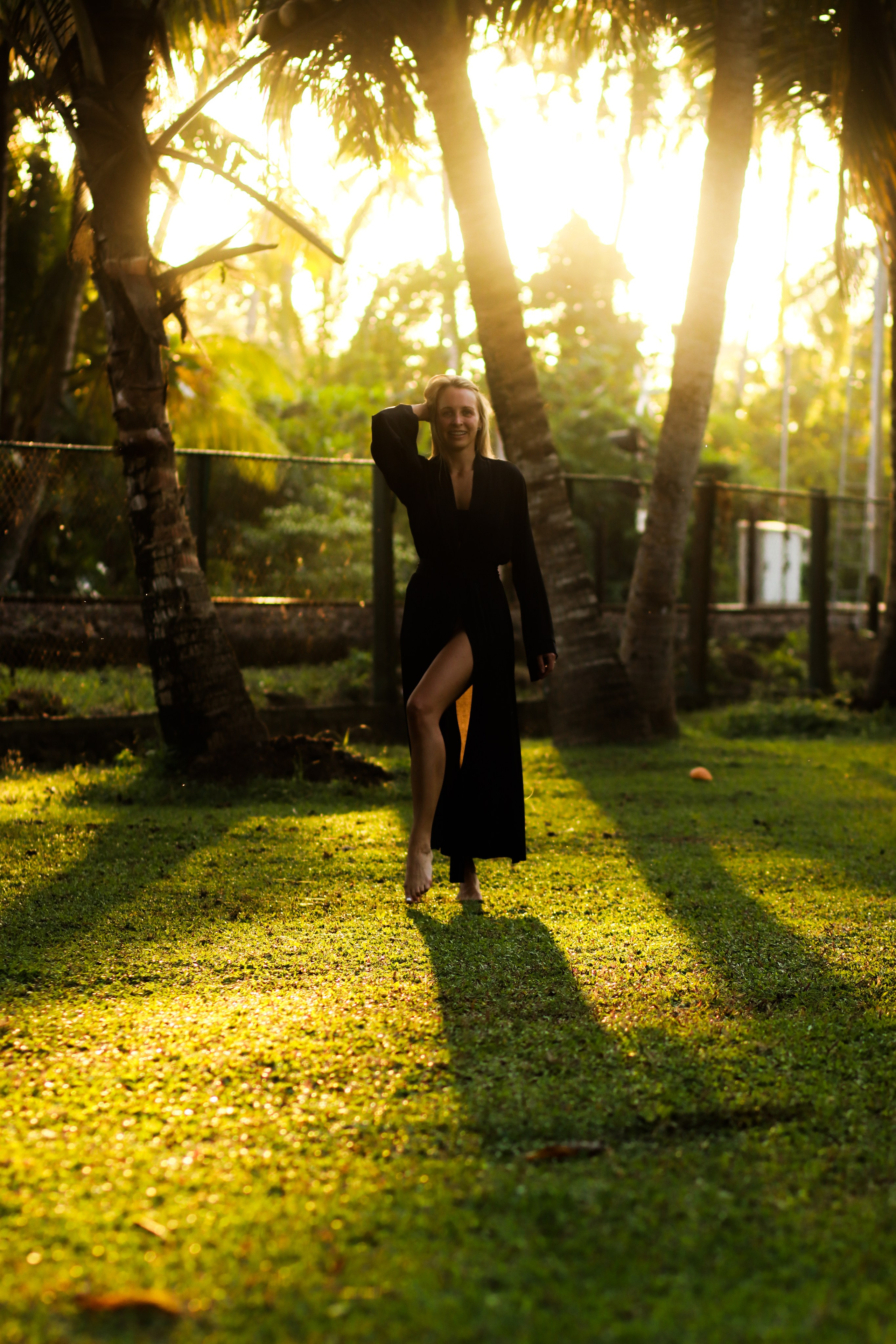 Фотосессия на Шри-Ланке: девушка в зеленом купальнике у бассейна виллы и с серфом на South Beach. Фотограф на Шри-Ланке