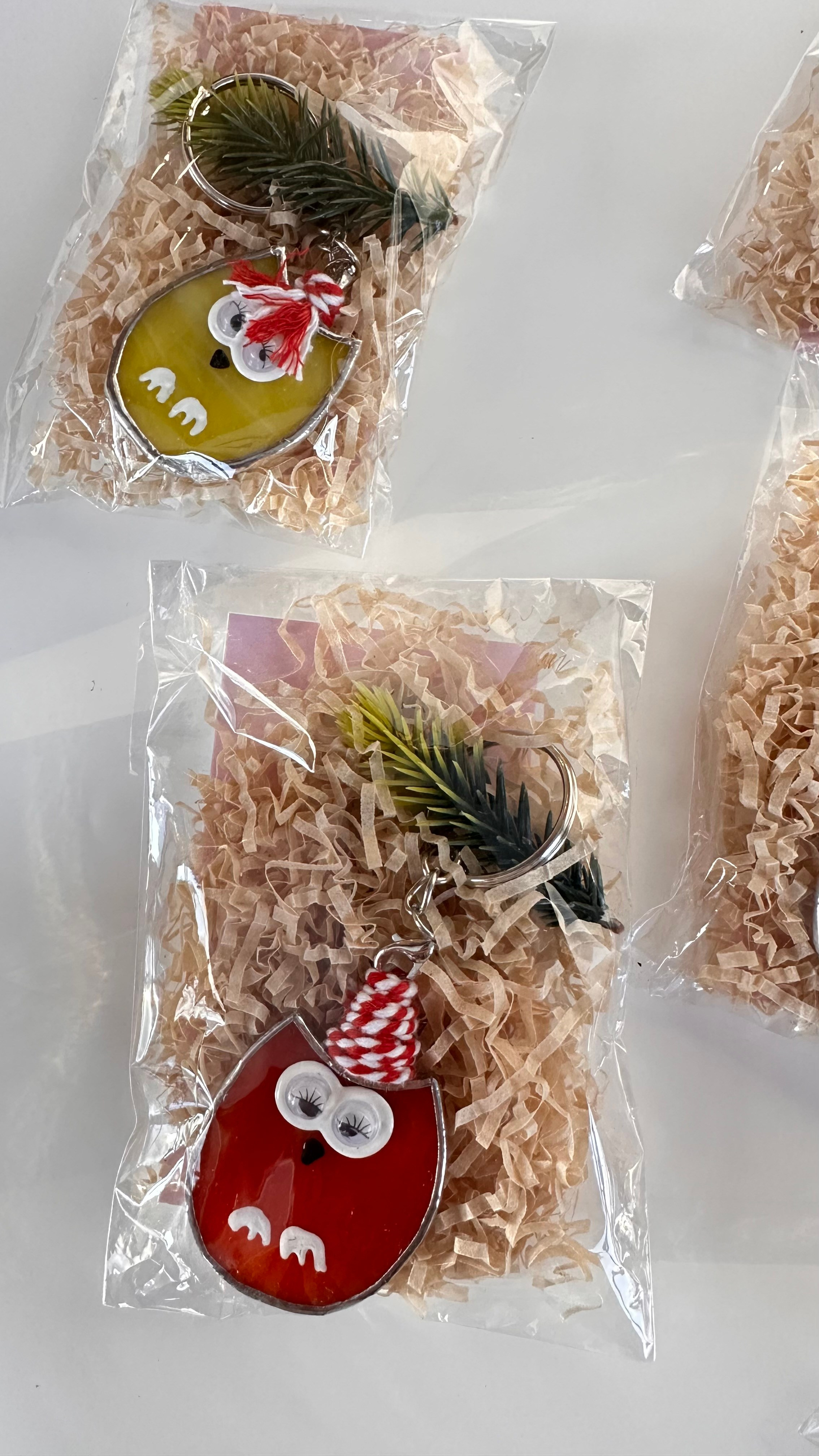 Брелоки в наличии и на заказ в технике тиффани с сухоцветами и аффирмациями. Гербарий в стекле, интерьерные панно, витражи с сухоцветами в технике тиффани