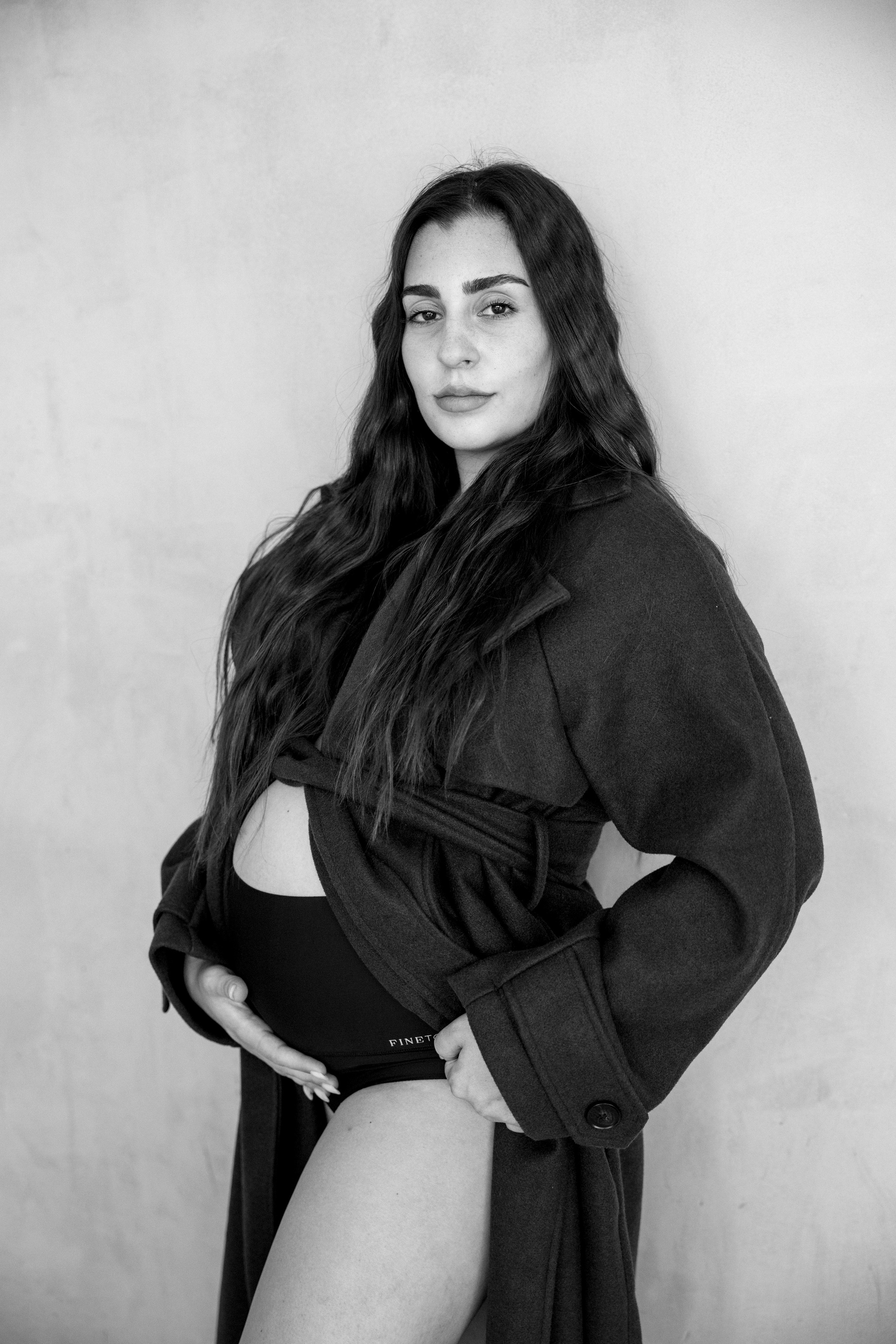 Pregnancy photoshoot inside the Grey Studio. Главная