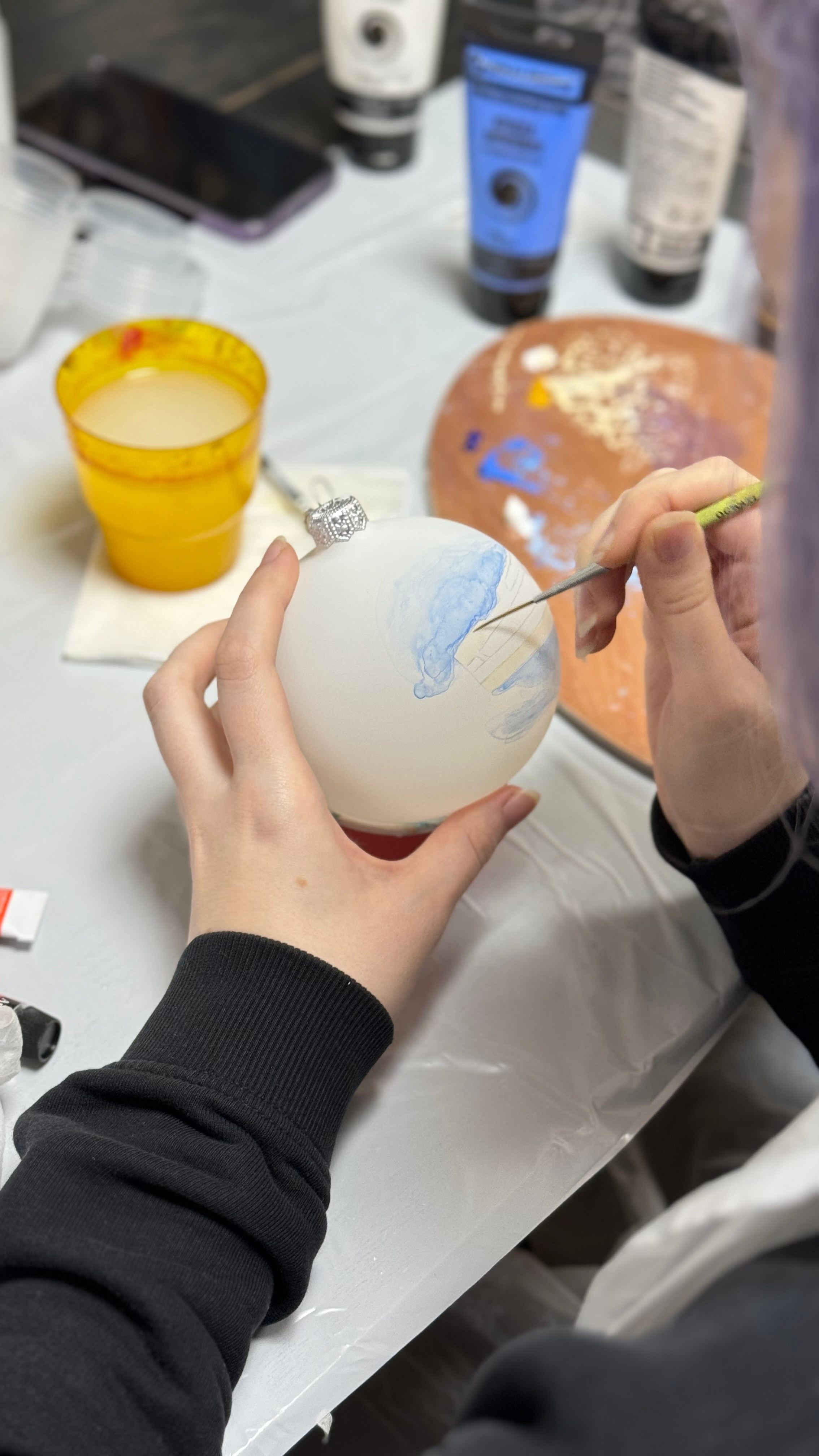 ArtSHARm- наше портфолио по ёлочным шарам с ручной росписью. Художественная ручная роспись елочных шаров, корпоративные подарки и восковые аромасвечи