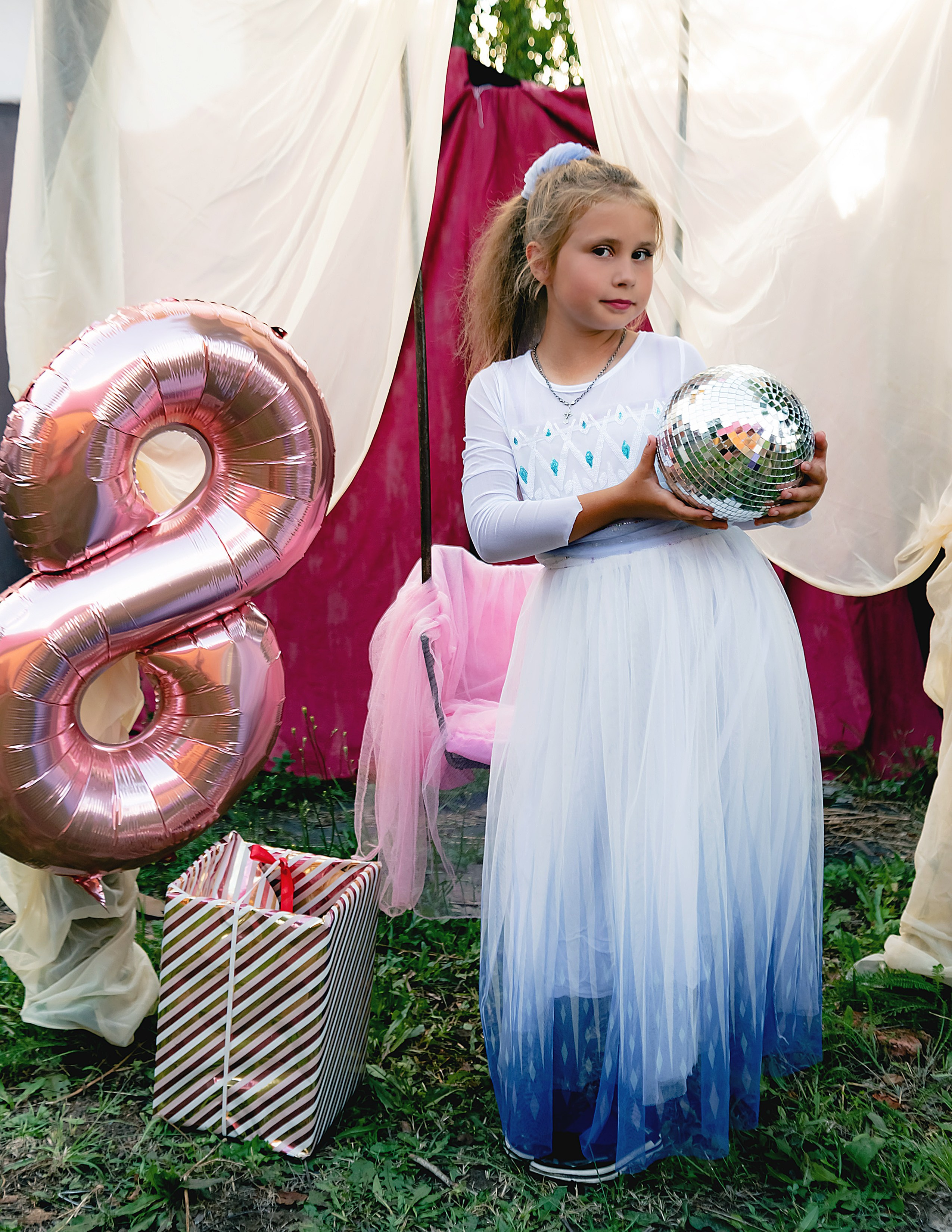 На фото девочка с шариком на день рождения.