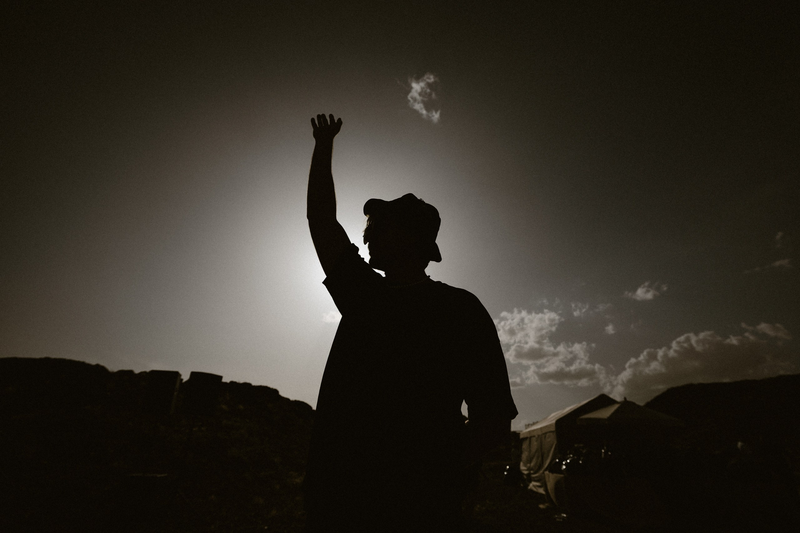 Здравствуйте! Я свадебный фотограф из Ульяновска, работаю в том числе по всей России и с выездом за границу. Снимаю свадьбы, lovestory, корпоративы, светский репортаж. Провожу обучение по фотографии, мастер-классы и воркшопы для других фотографов.