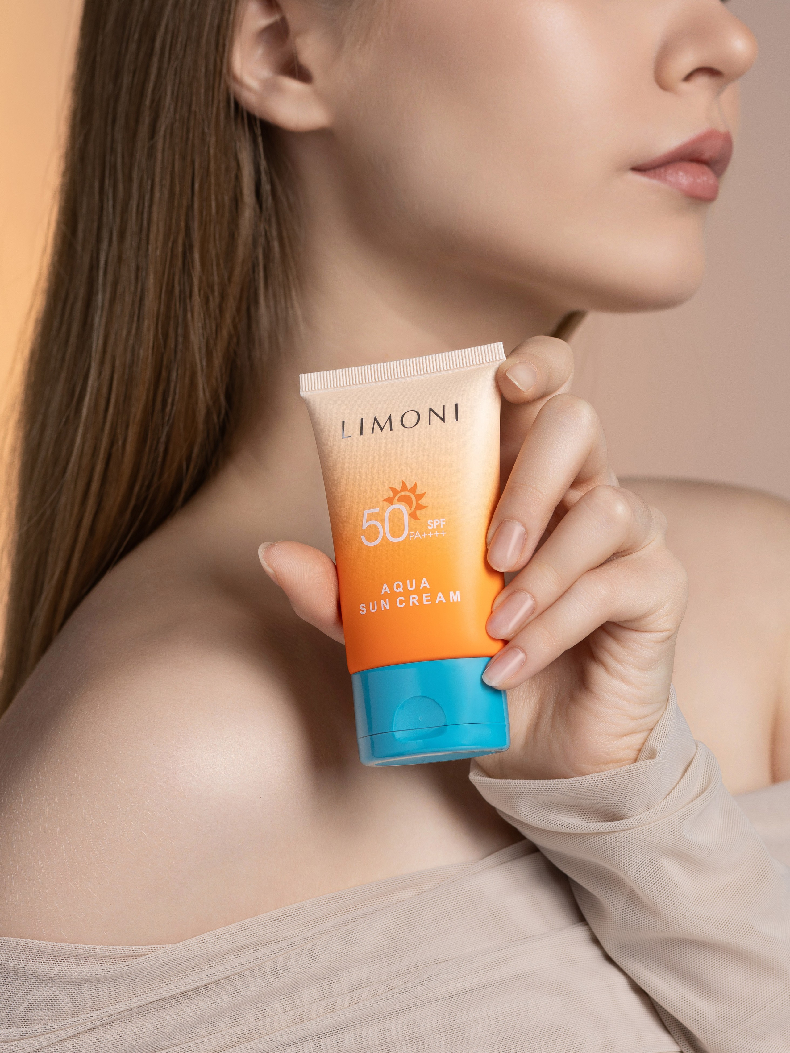 крем от загара на плече у девушки