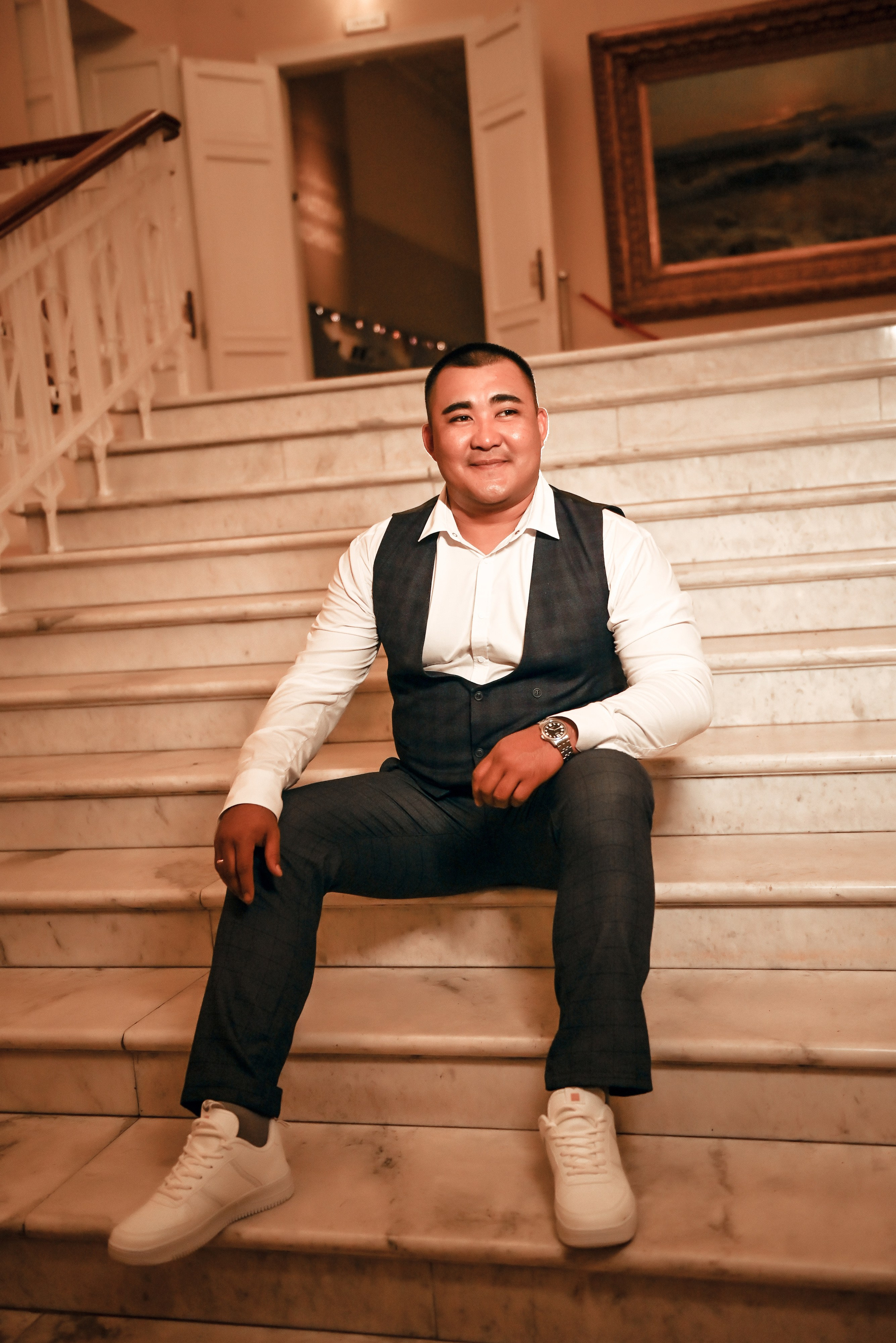 Небольшая свадебная серия в музее и прогулкой под дождем Эльмиры и Ризата. Свадебный, семейный, детский, контент фотограф в Омске Максим Ильин