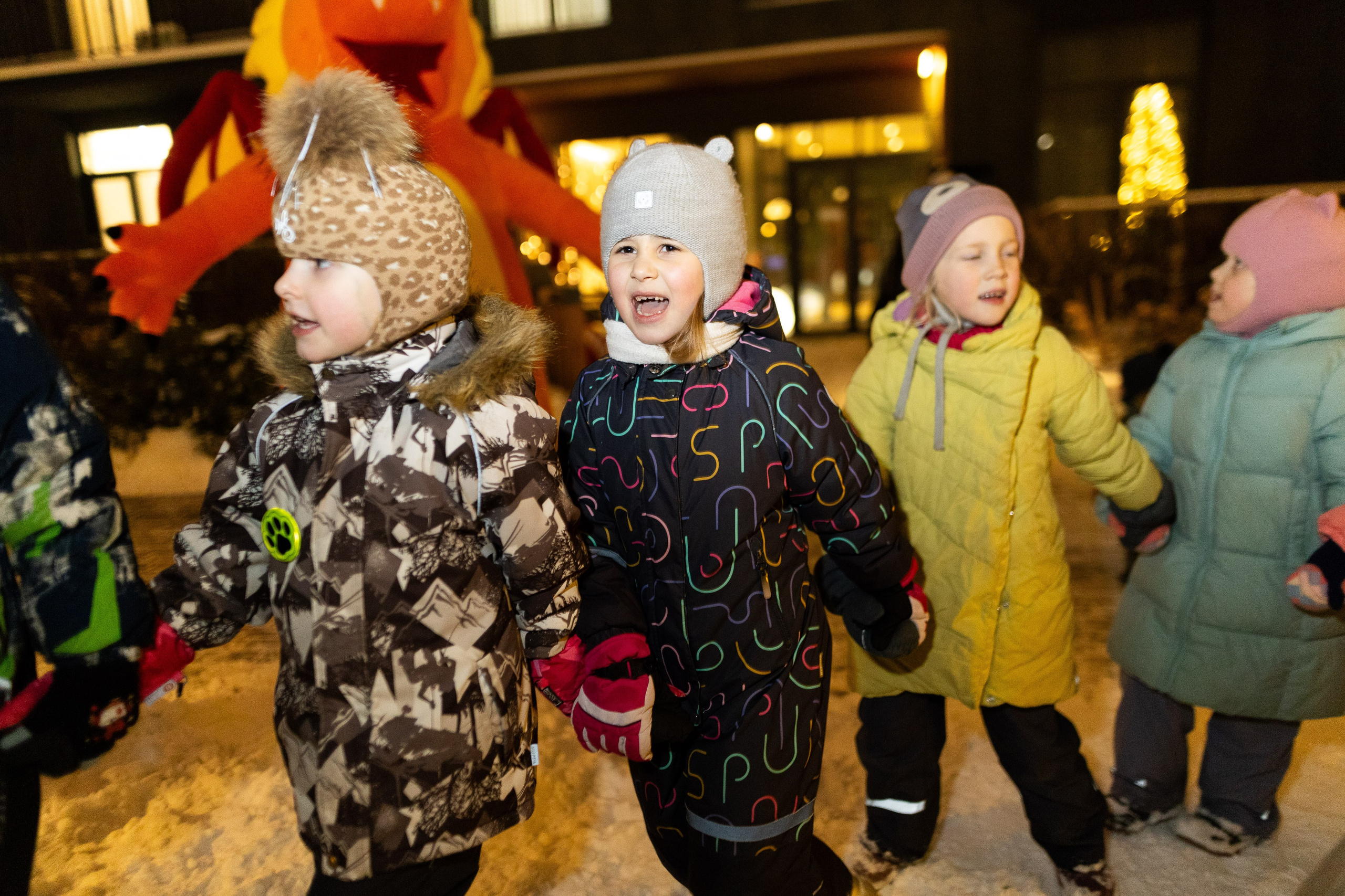 Елка у «Брусники» на Стачек. Фотограф Родион Нарудинов