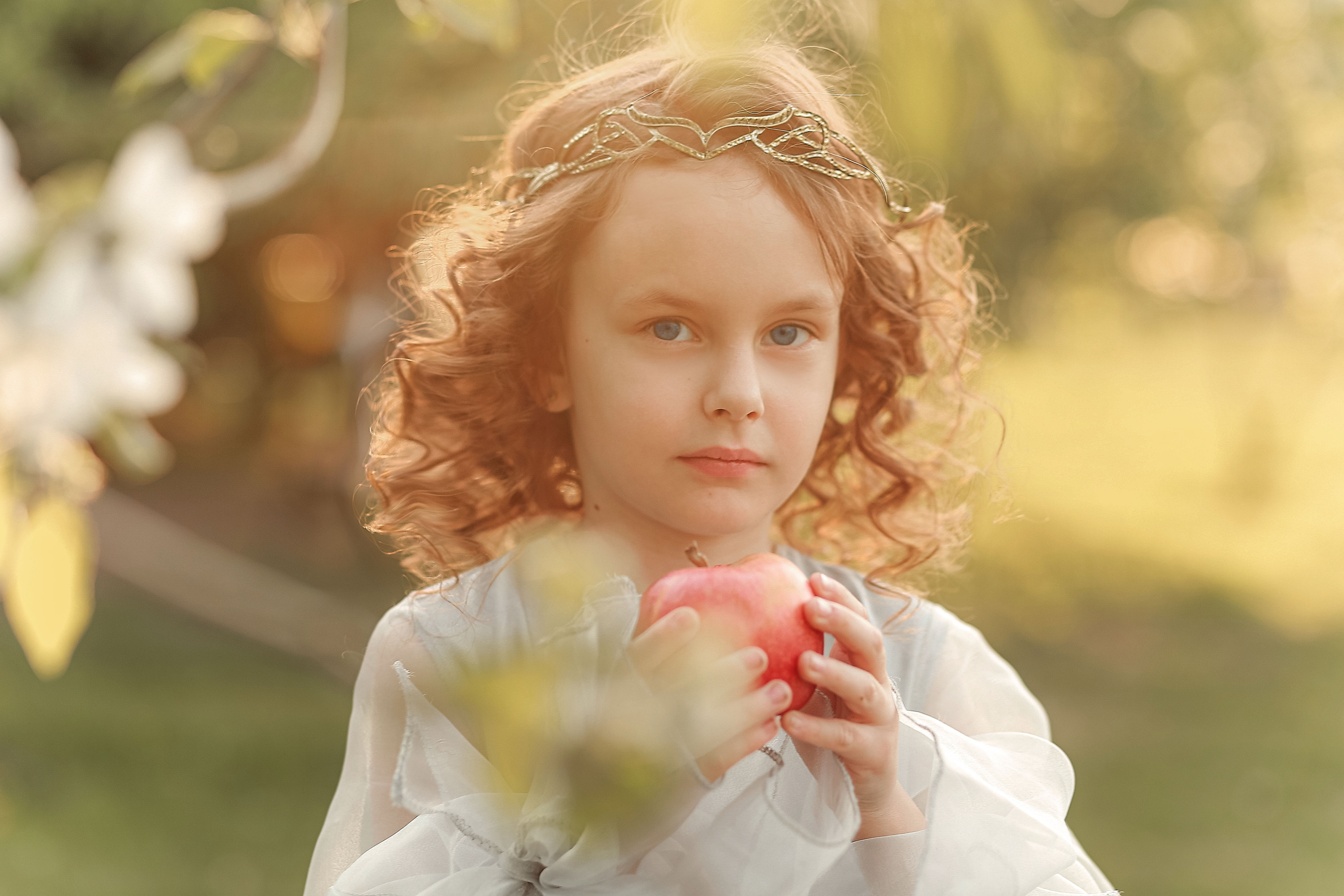 Съемка в яблоньке.Эльфийская малышка. Иванова Ирина Свадебный и семейный фотограф г. Уфа