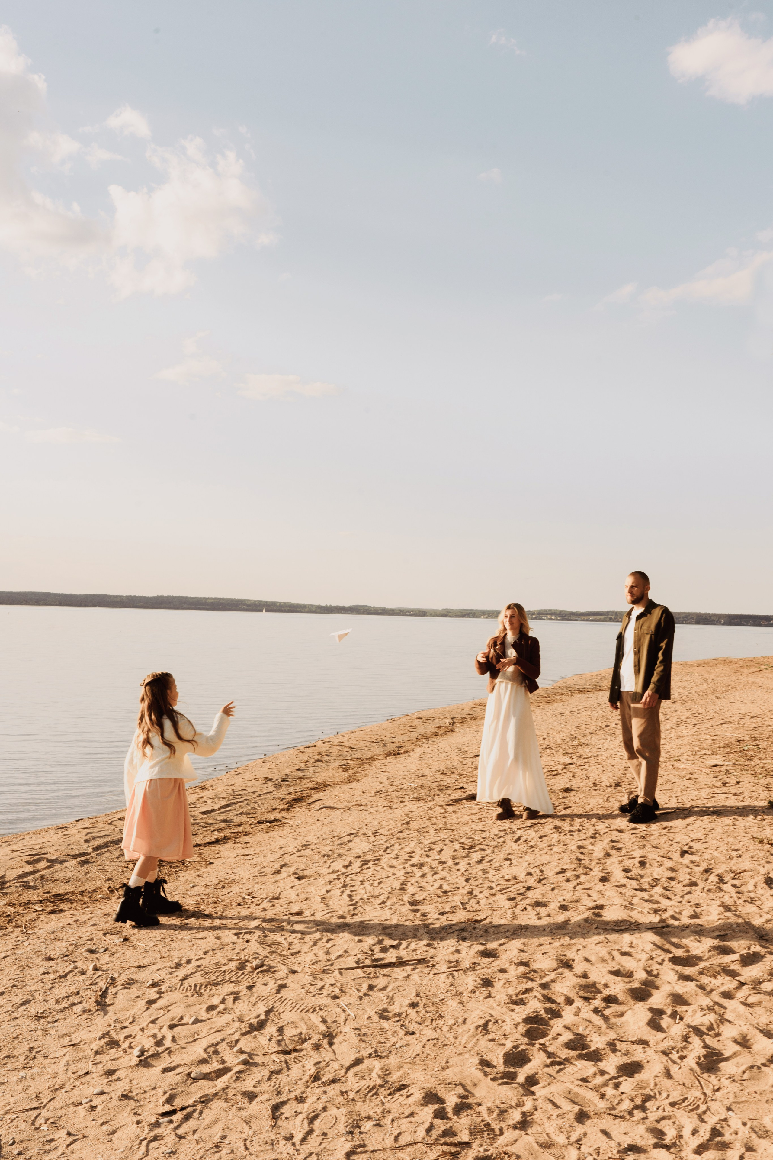 Весеннее тепло семьи на берегу Минского моря. Ваш семейный фотограф в Минске — Вика Трегубова