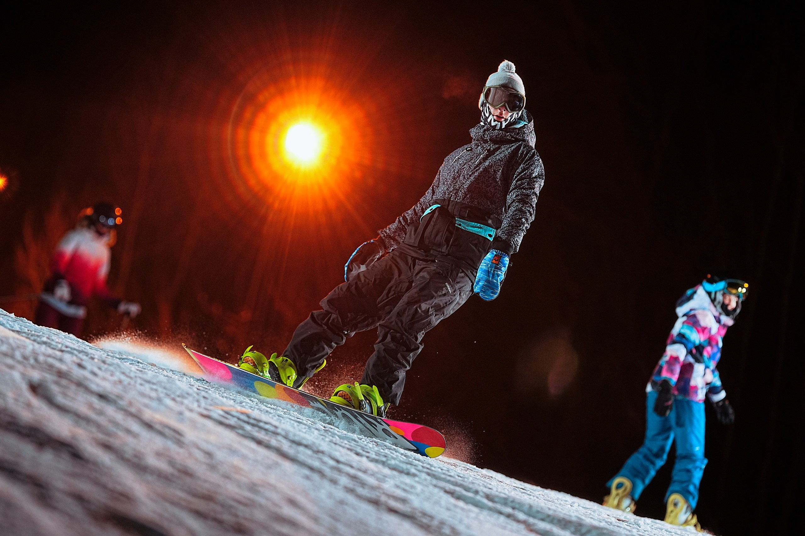 Вечерняя съёмка на склонах с использованием внешних вспышек. Фотограф Студитский Евгений