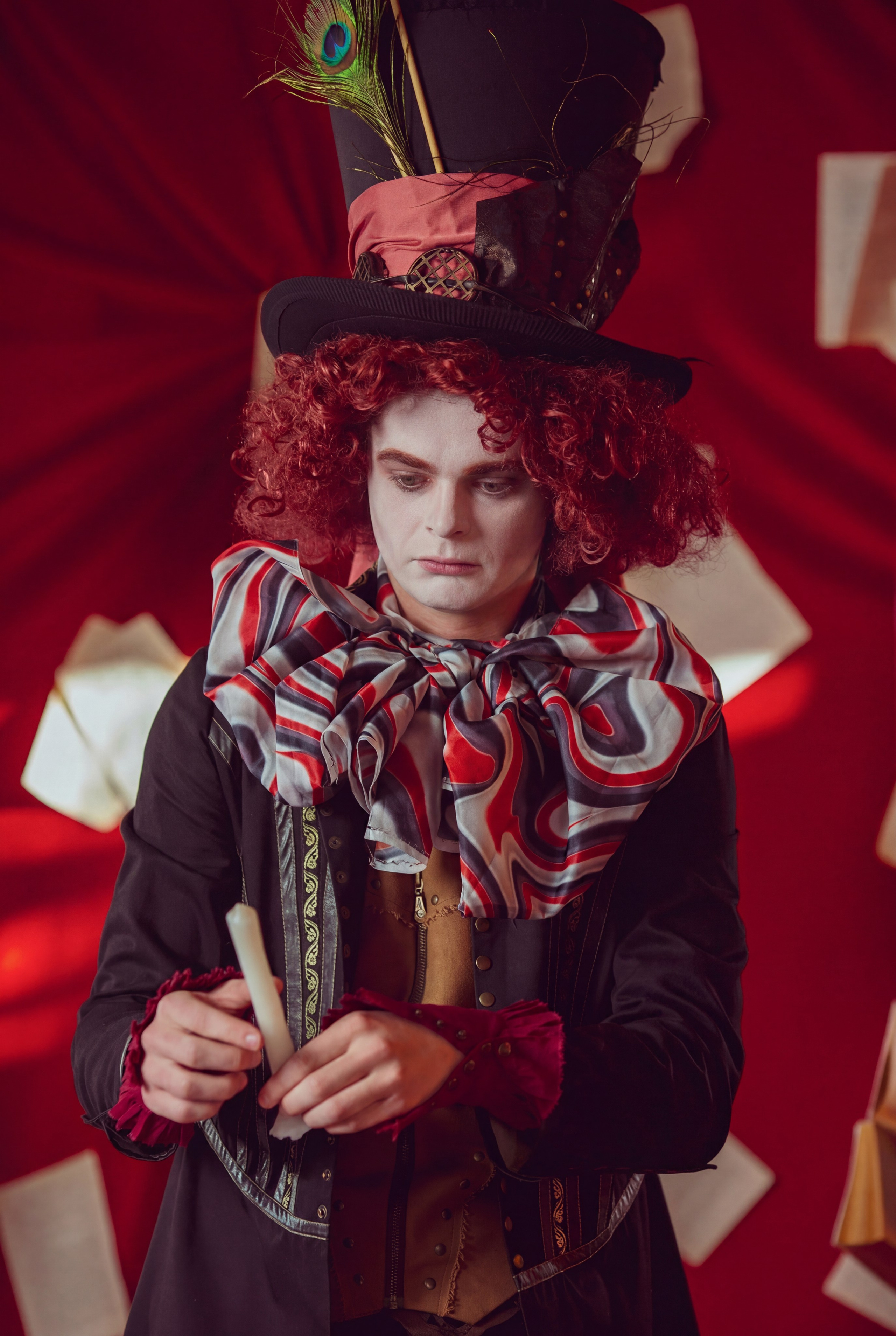 Шляпник. Фотограф Антонина Свешникова. ВЫПУСКНЫЕ ФОТОКНИГИ для детских садов и школ. Москва, Владимир