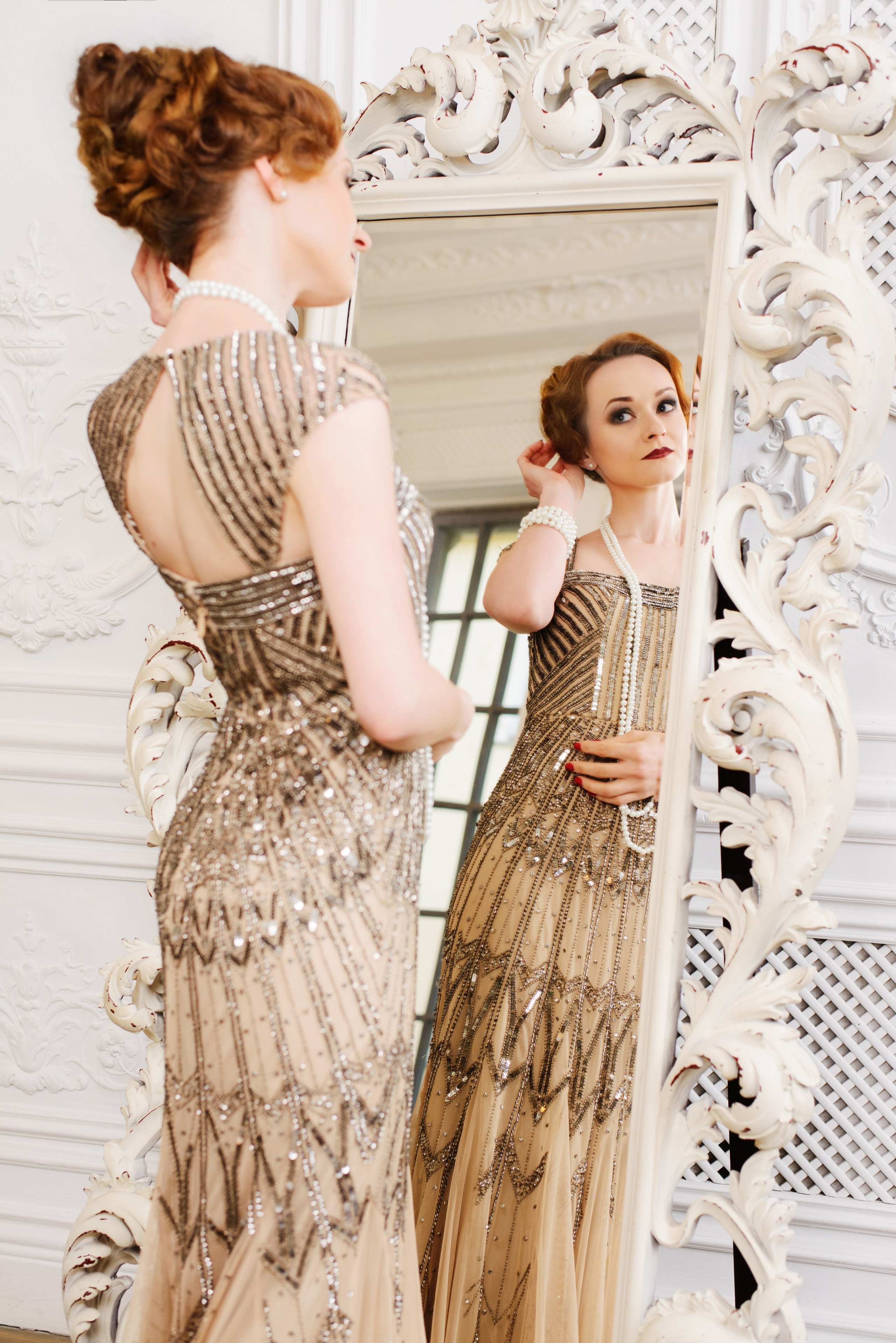 Тематическая фотосессия в стиле Гетсби девушки смотрящейся в зеркало