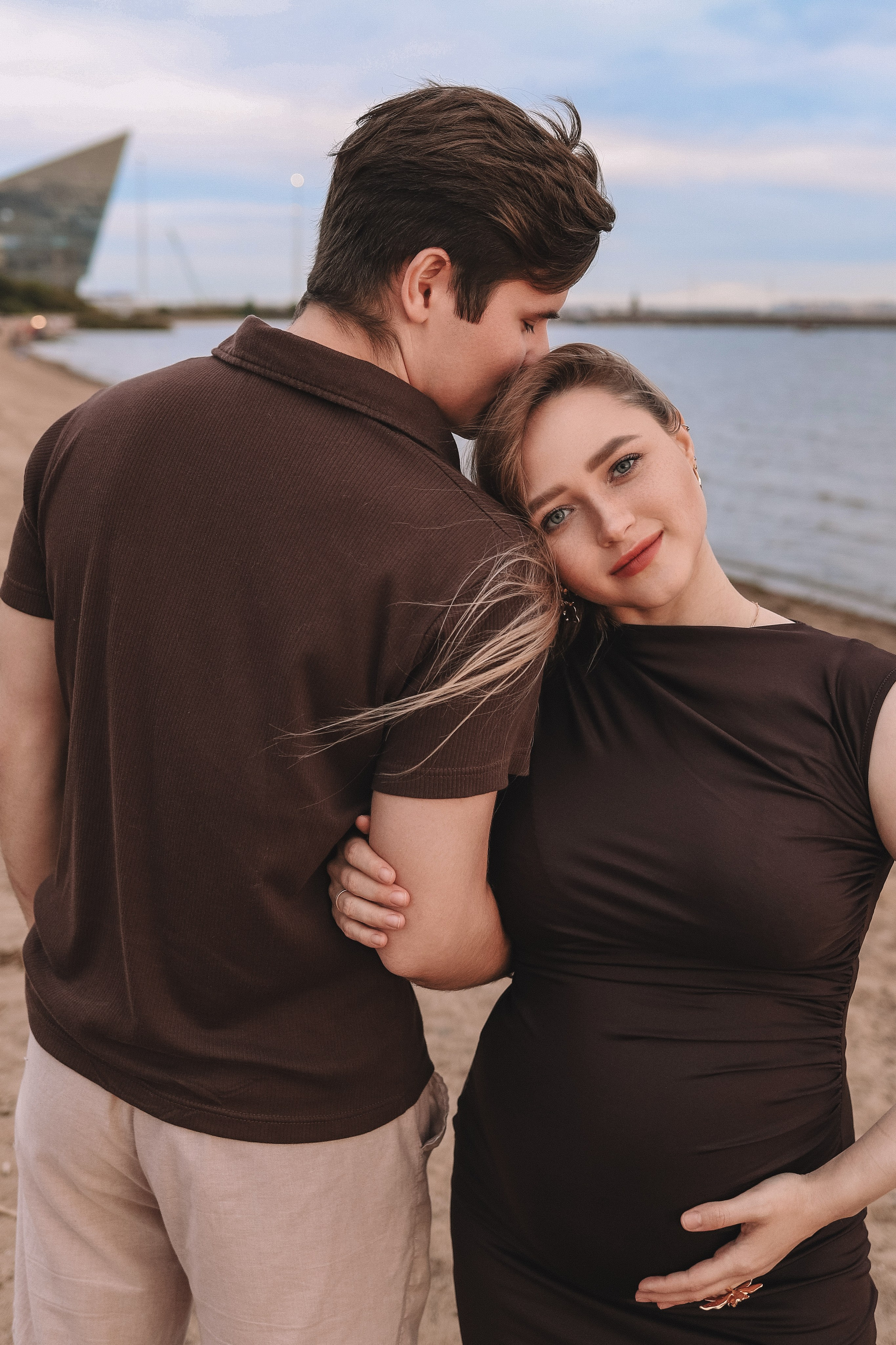 Девушка опирается на мужчину, беременность, портрет