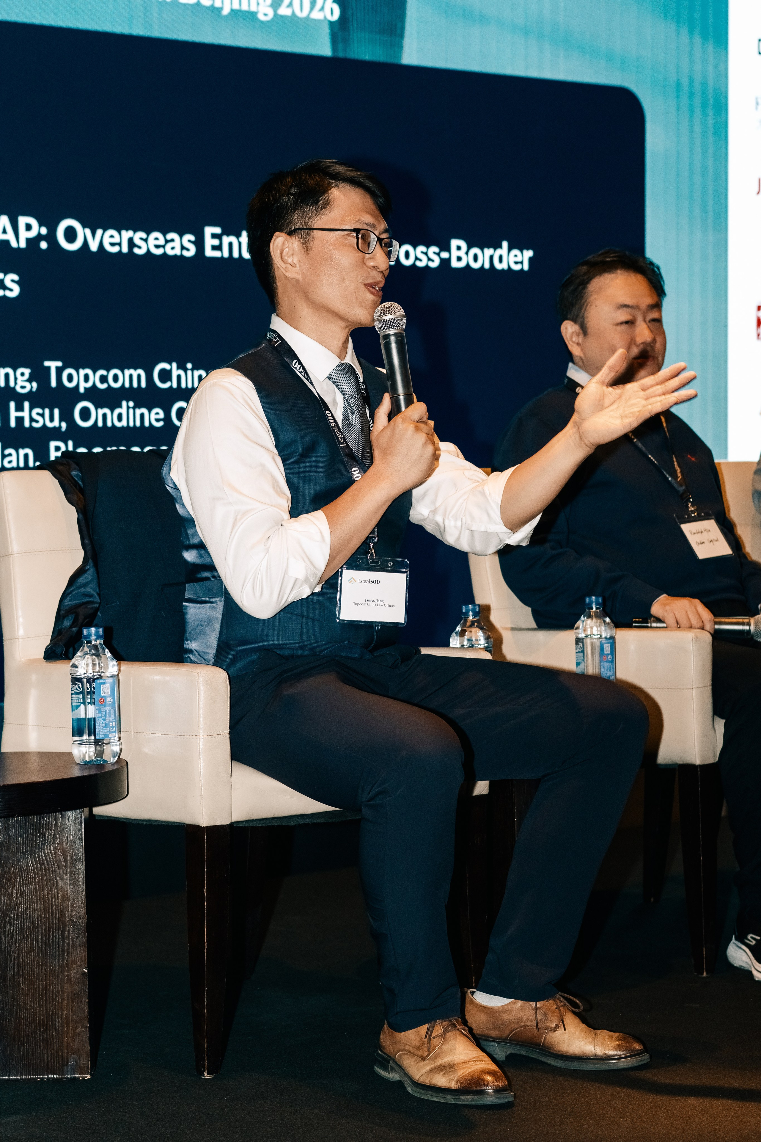 Спикер выступает на сцене на конференции Legal 500 China Summit в Китае, репортажная съемка