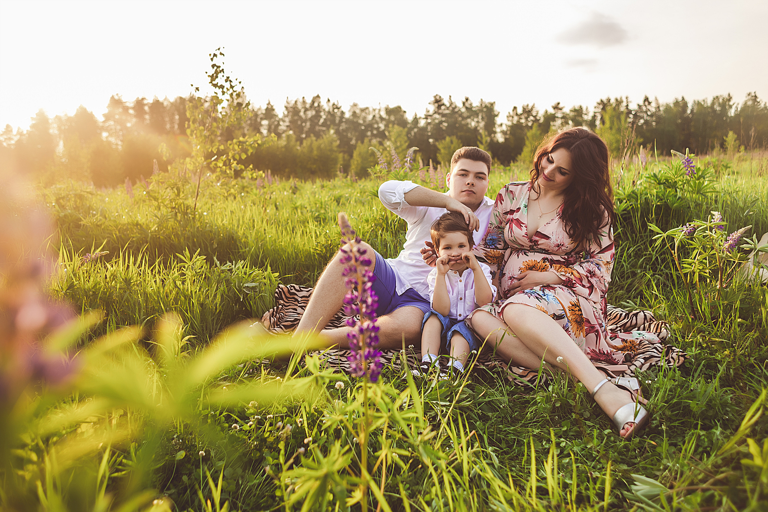Семейная фотосессия в поле. Свадебный фотограф в Москве