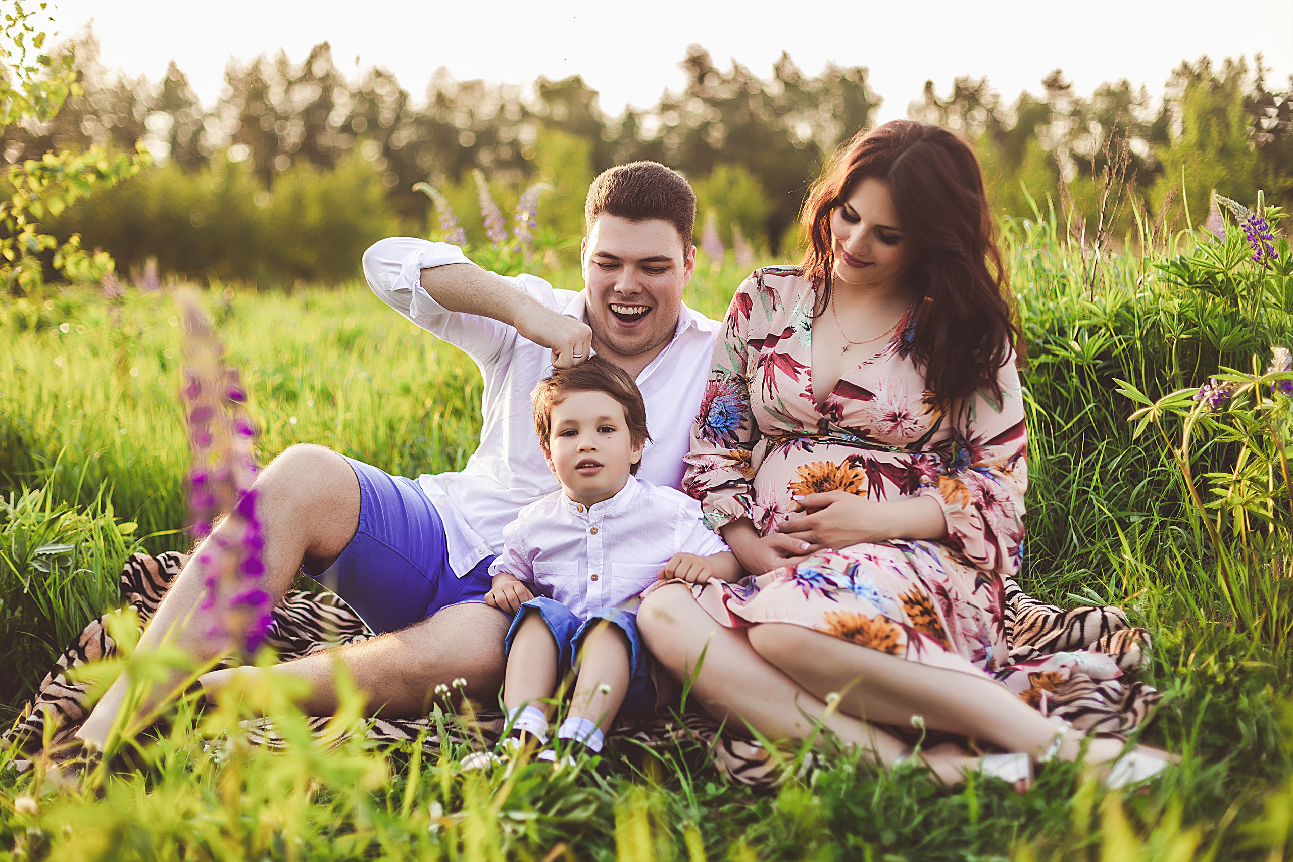 Семейная фотосессия в поле. Свадебный фотограф в Москве