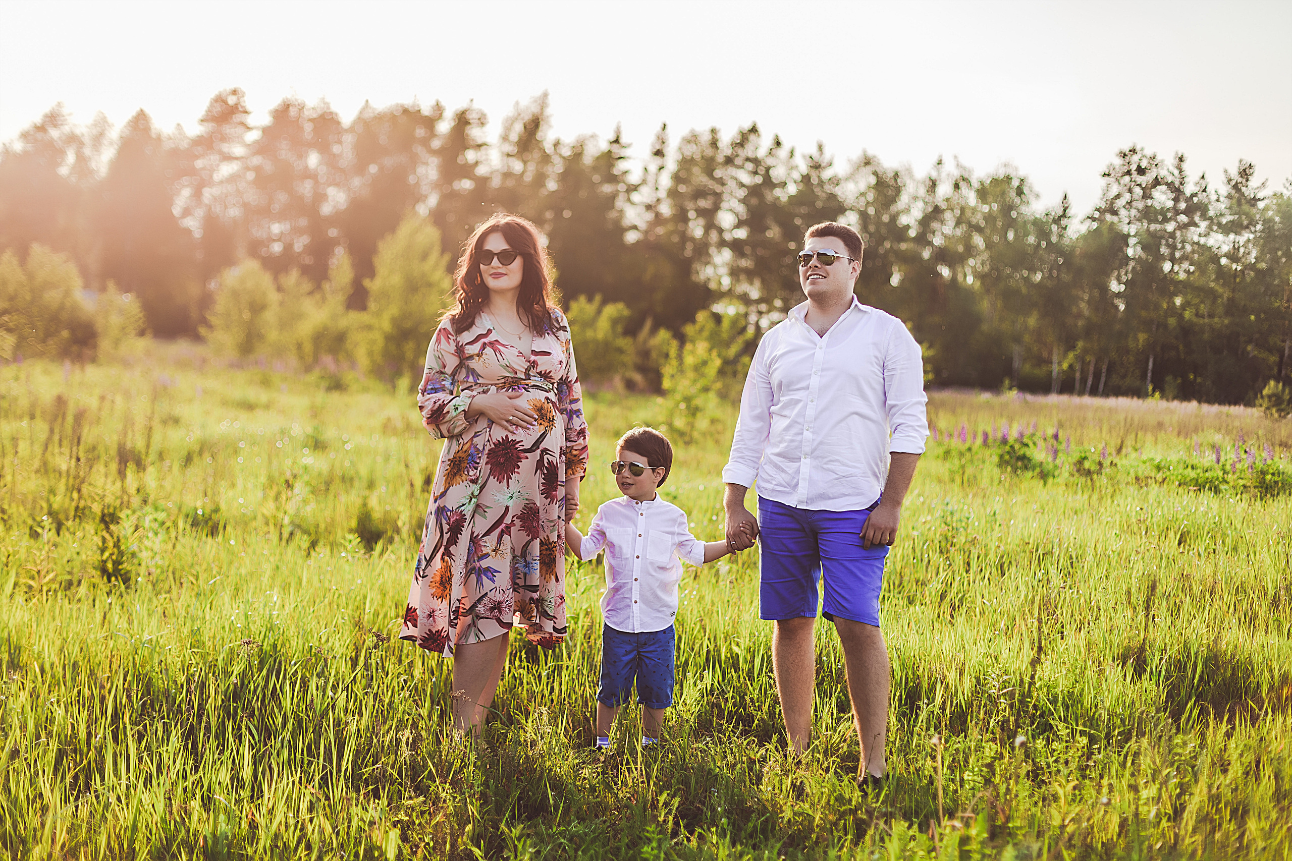 Семейная фотосессия в поле. Свадебный фотограф в Москве
