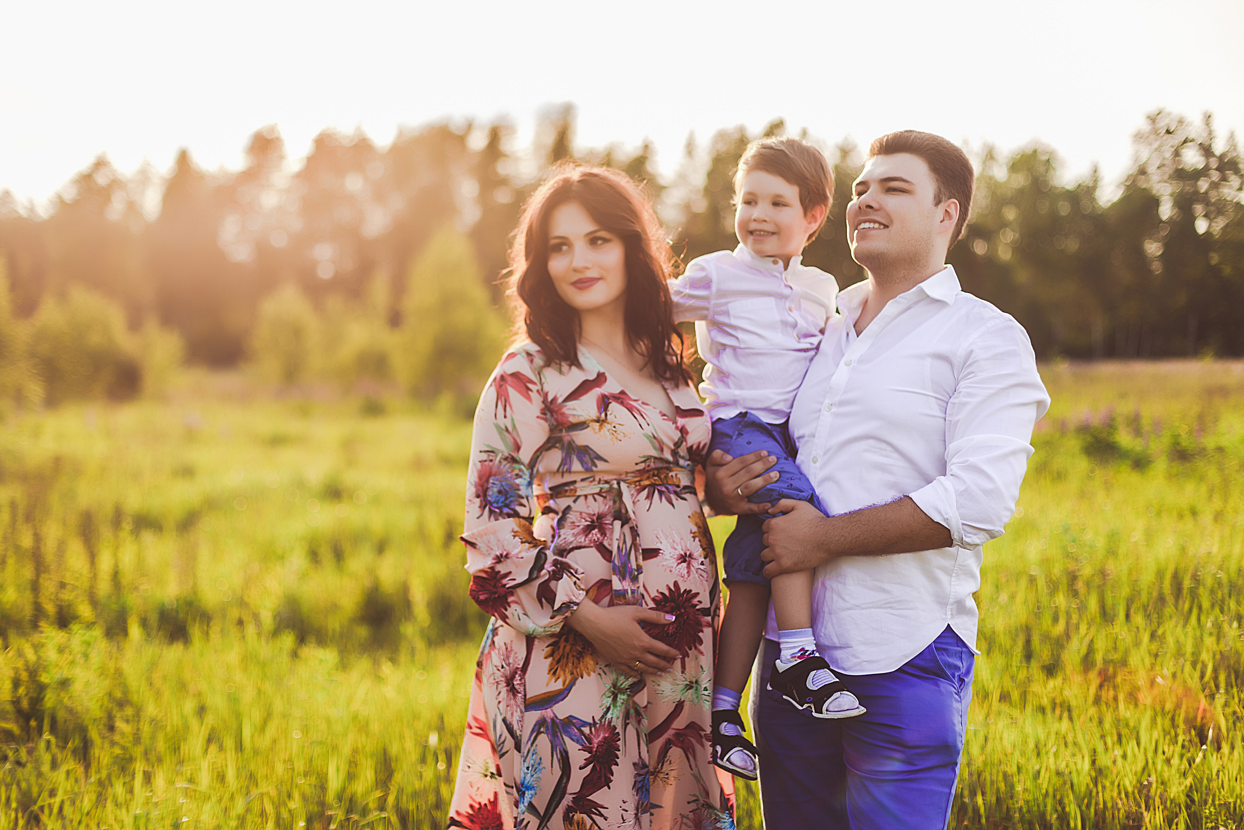 Семейная фотосессия в поле. Свадебный фотограф в Москве