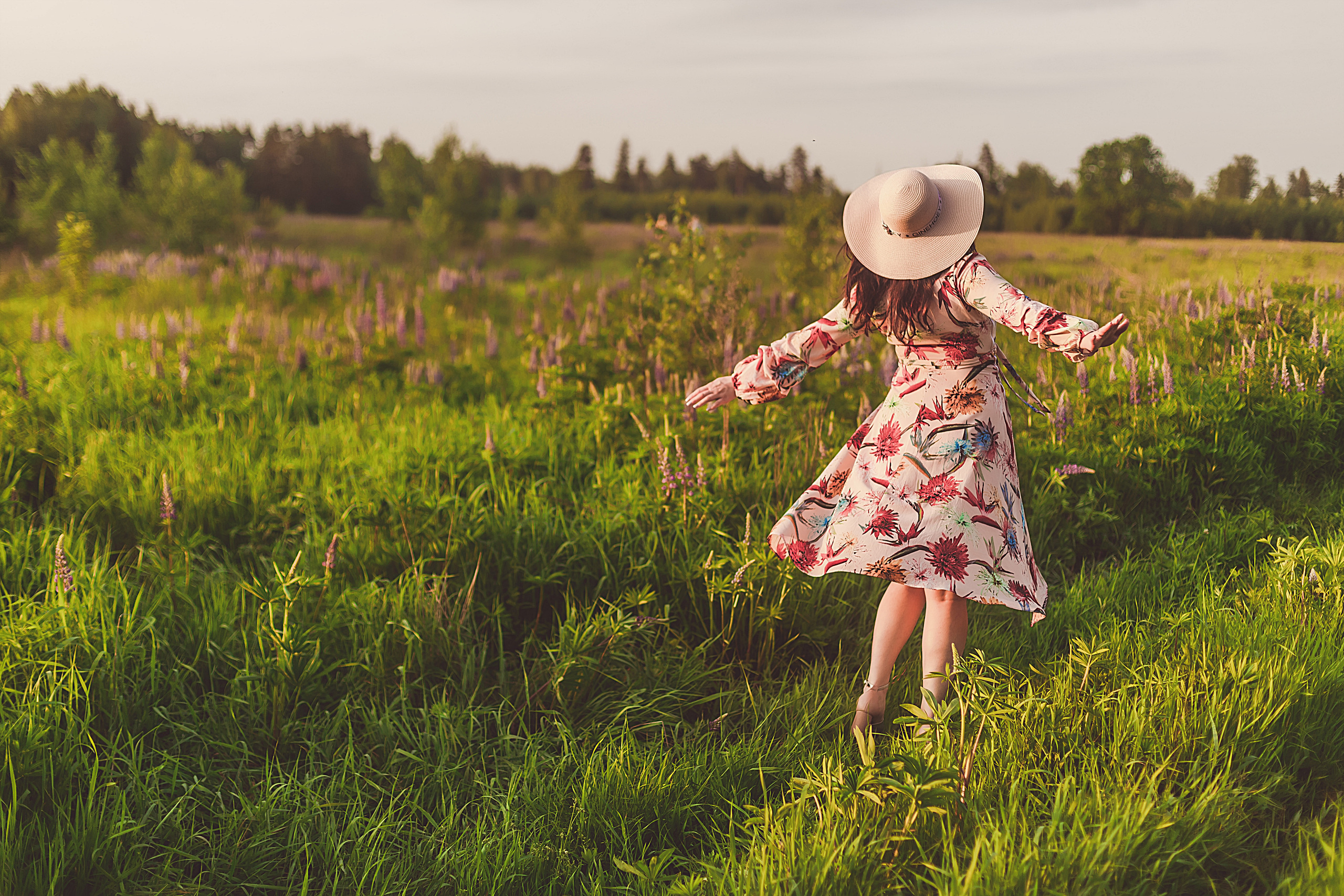 Семейная фотосессия в поле. Свадебный фотограф в Москве