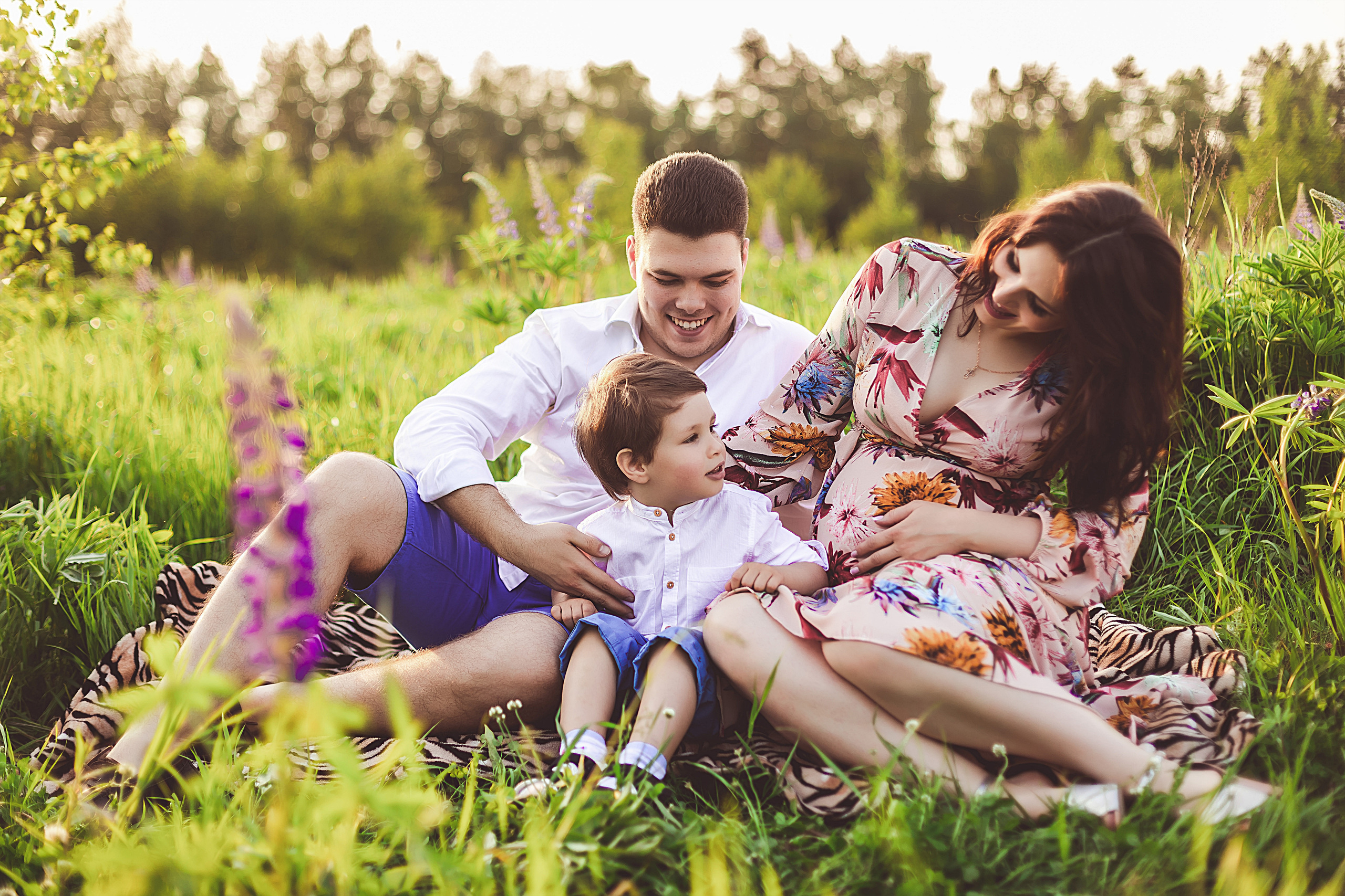 Семейная фотосессия в поле. Свадебный фотограф в Москве