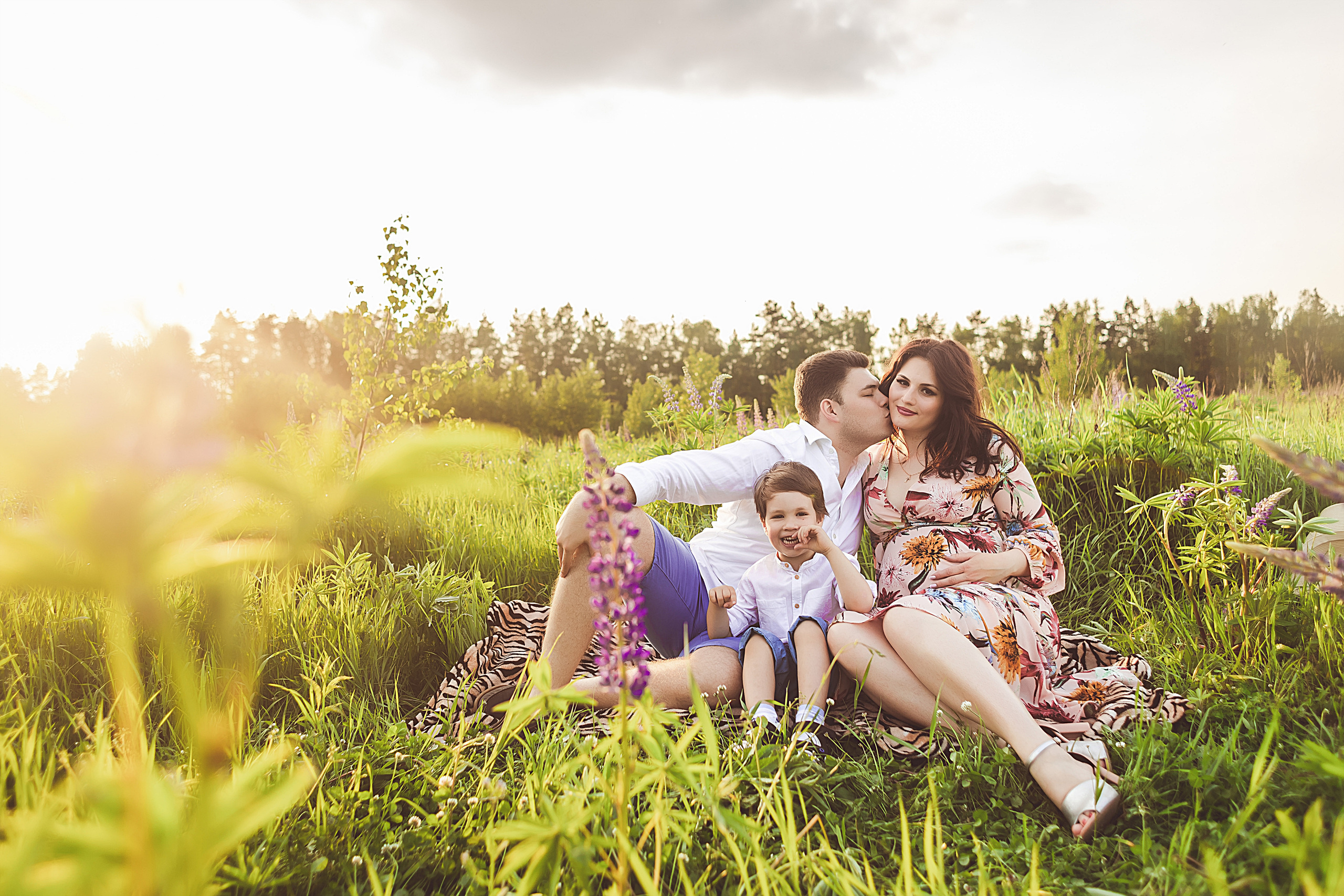 Семейная фотосессия в поле. Свадебный фотограф в Москве
