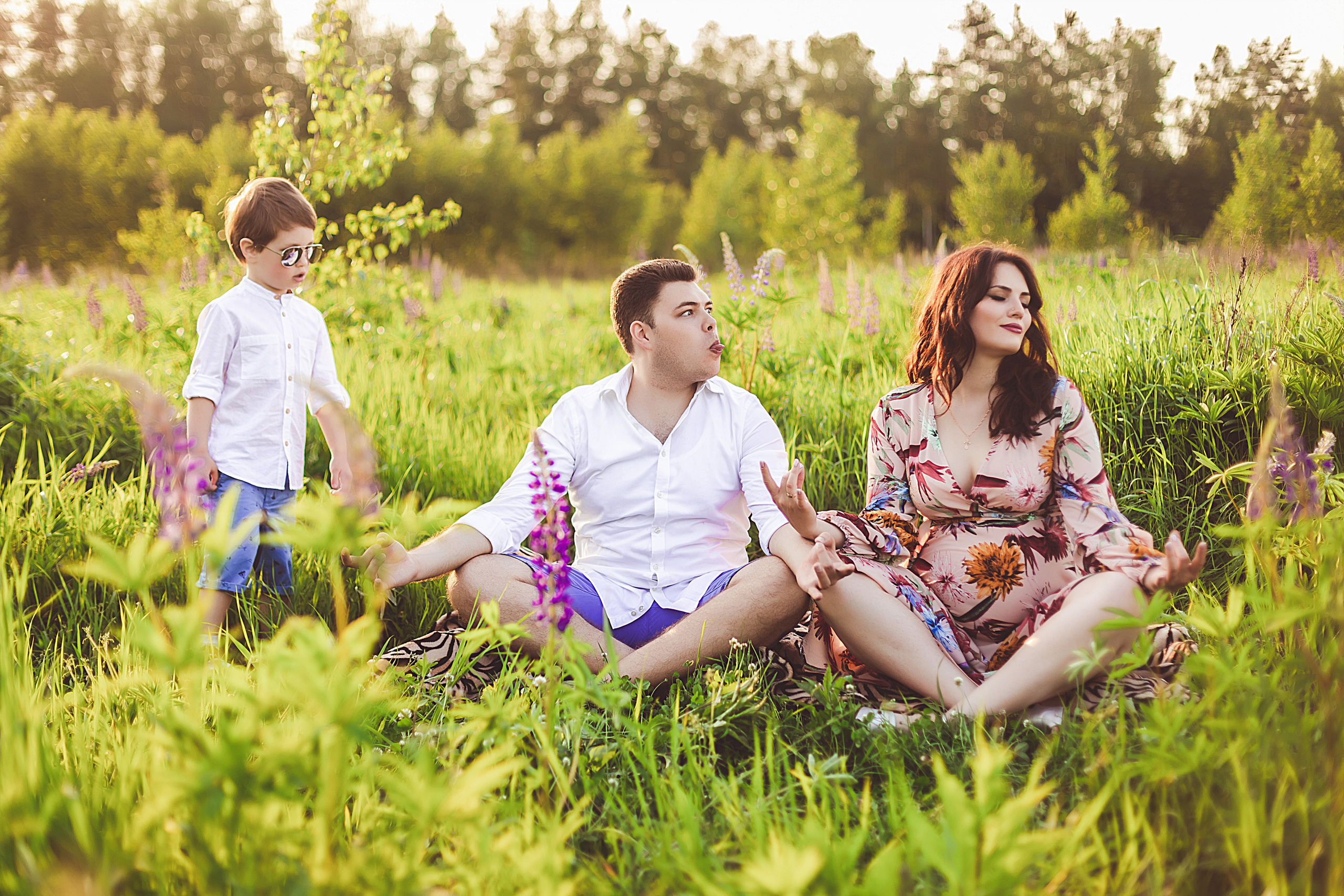 Семейная фотосессия в поле. Свадебный фотограф в Москве