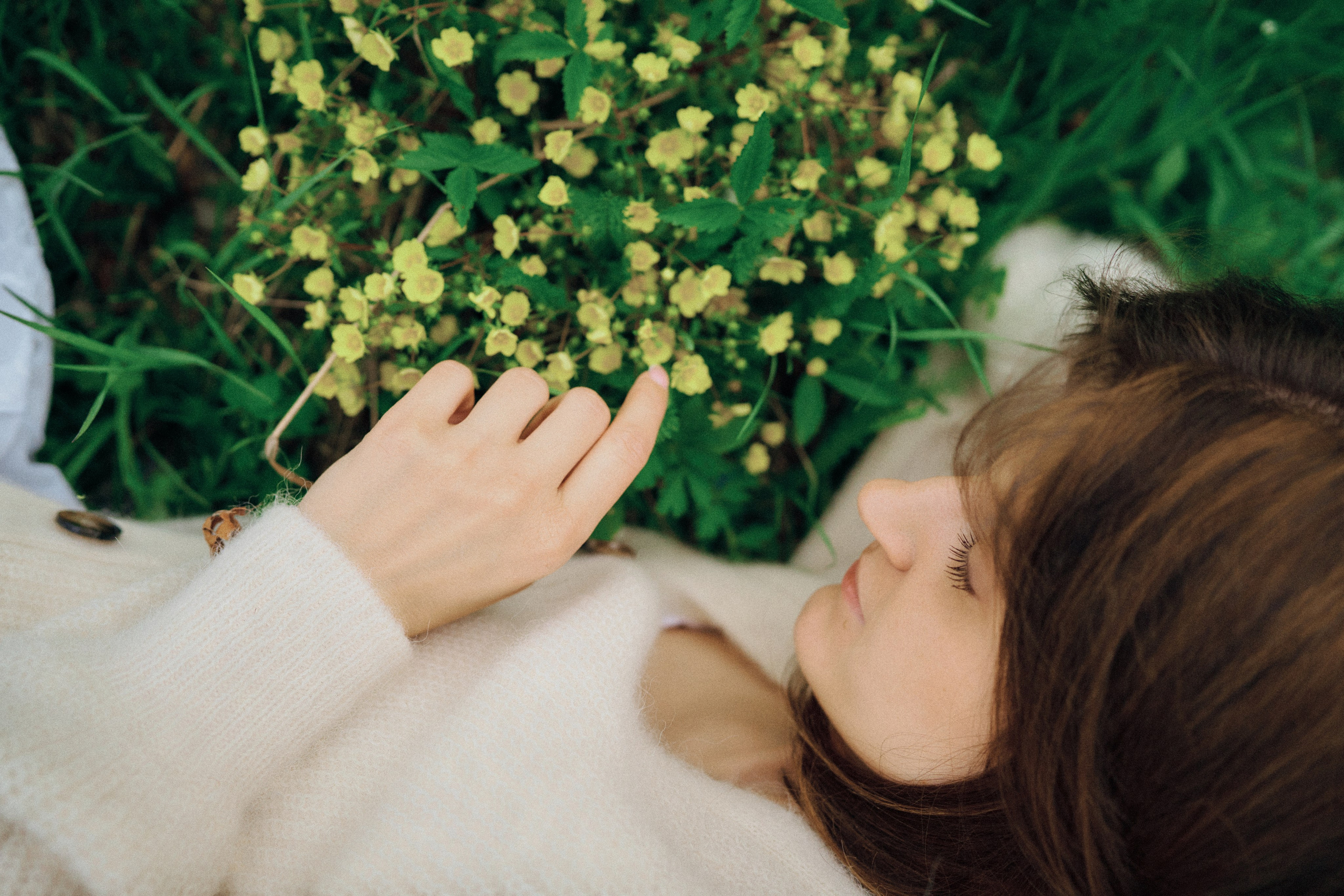 глубокий летний женский портрет с цветами