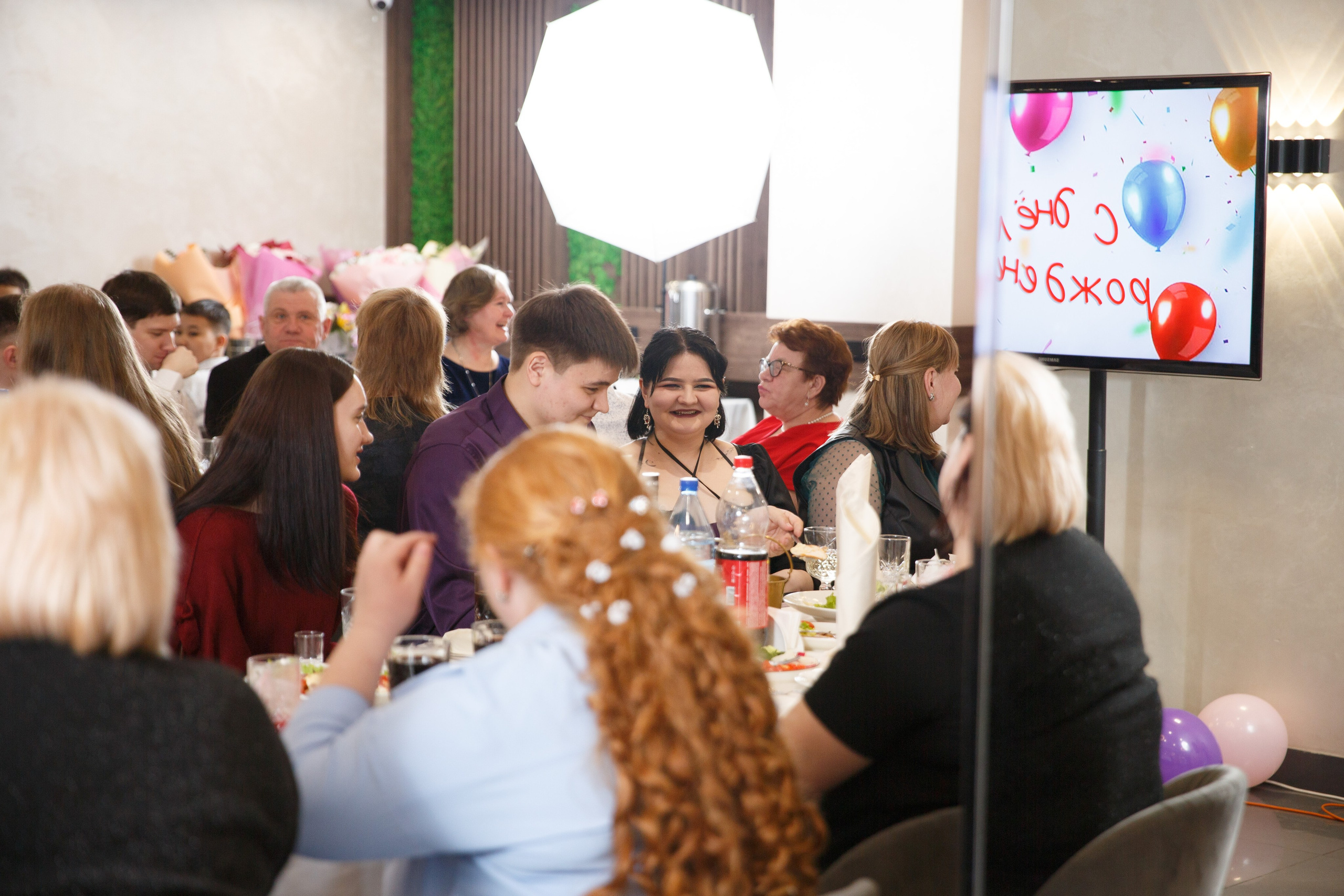 Семейное торжество в ресторане — живой фотоотчет от фотографа Алексея. Репортажный фотограф на дни рождения и юбилеи в Улан-Удэ — Алексей Раднаев