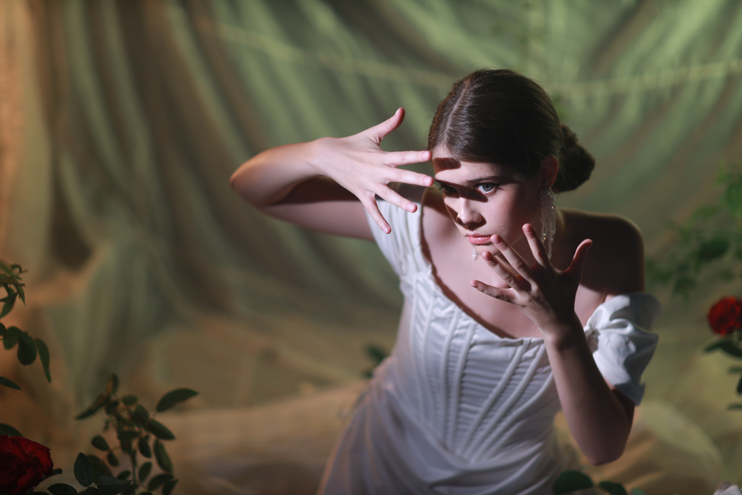 Розы и белое платье. Съемка в студии под ваш запрос, студийные съемки, фотографии архитектурных объектов — Александр Евстигнеев — фотограф Москва