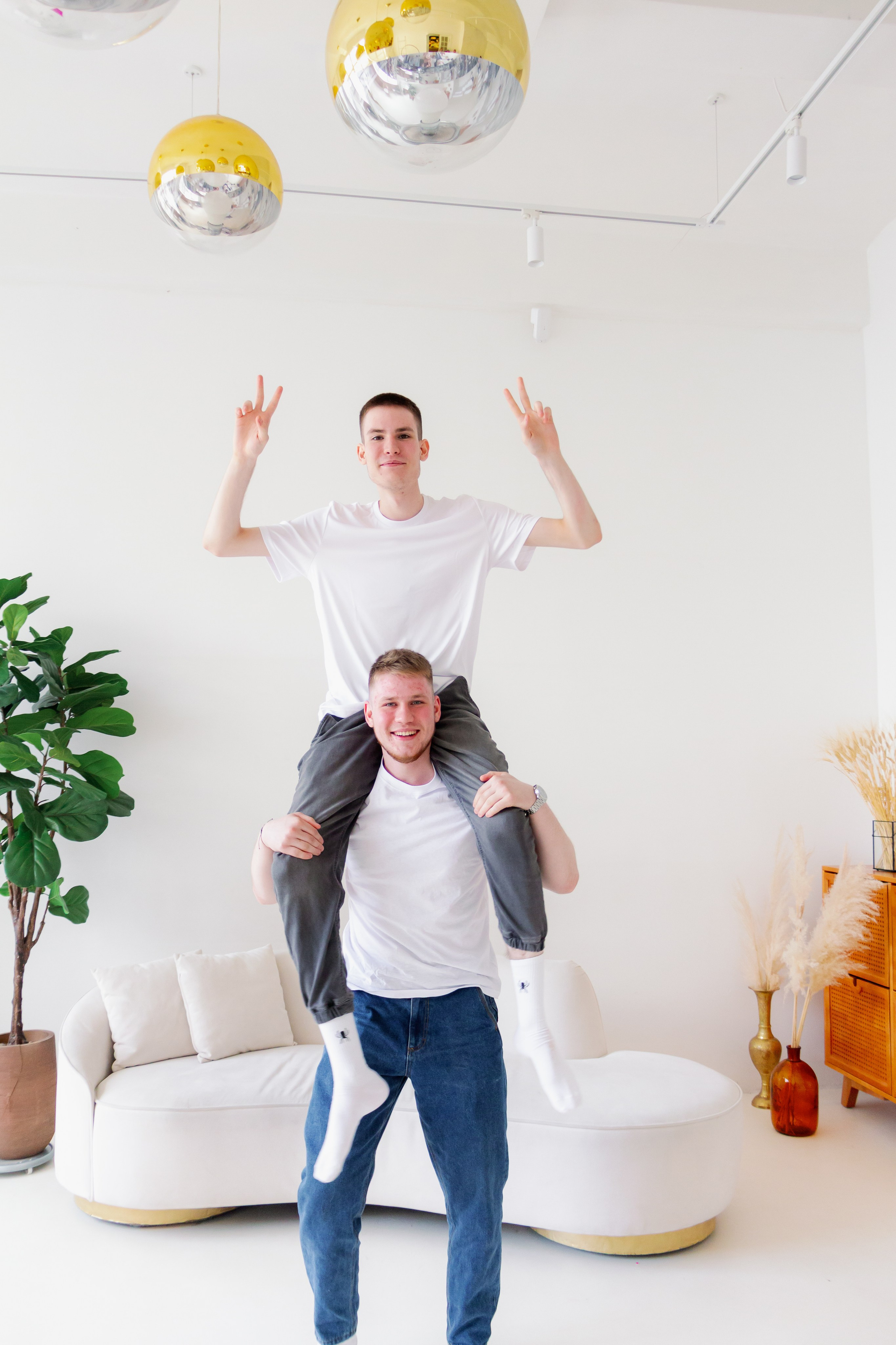 Две сестры. Две семьи. Одна любовь. Семейная фотосессия в студии, Екатеринбург. Фотограф в Екатеринбурге Пойгина Елена