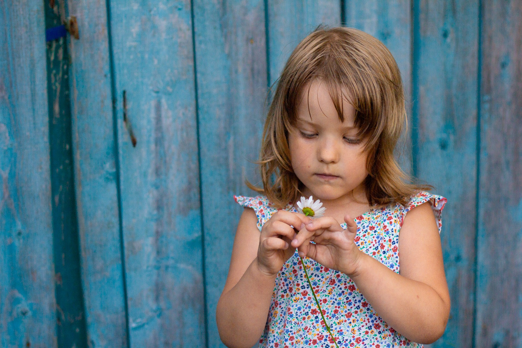 Маленькая жительница Швеции в гостях у бабушки. SaGaFOTO.ru