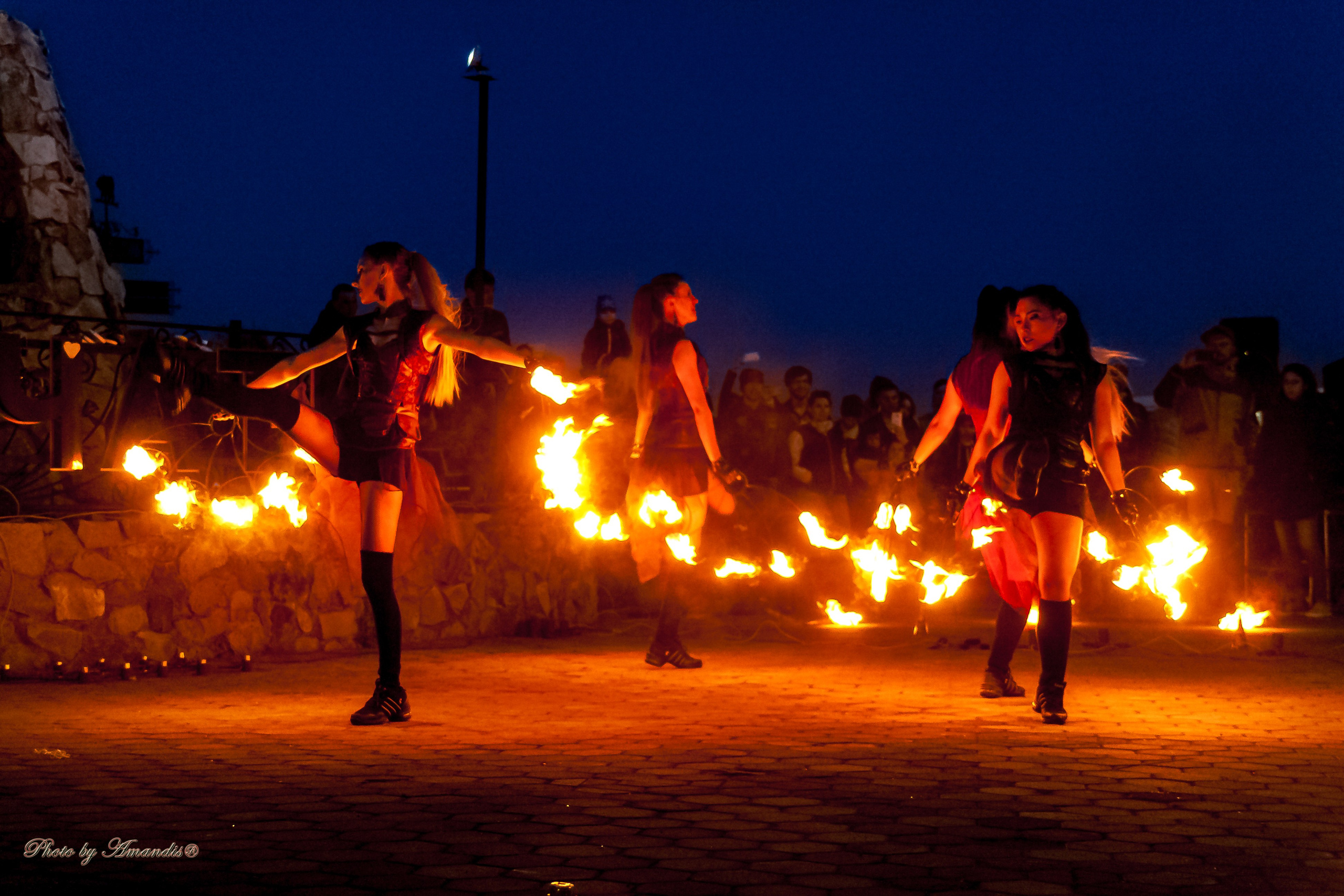 Огненное шоу у памятника «Здесь начинается Россия». Камчатка. Май 2017. Репортажная съемка в Москве и области. Анималистика