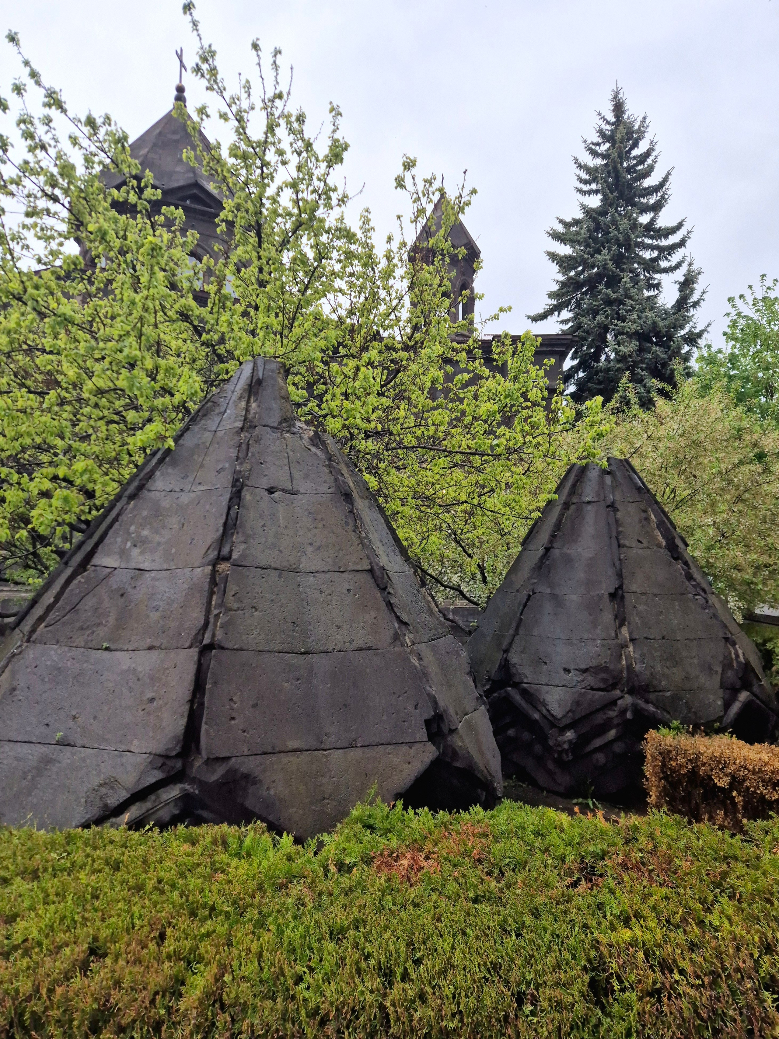 Купола башен церкви, обрушившиеся во время землетрясения 1989 г