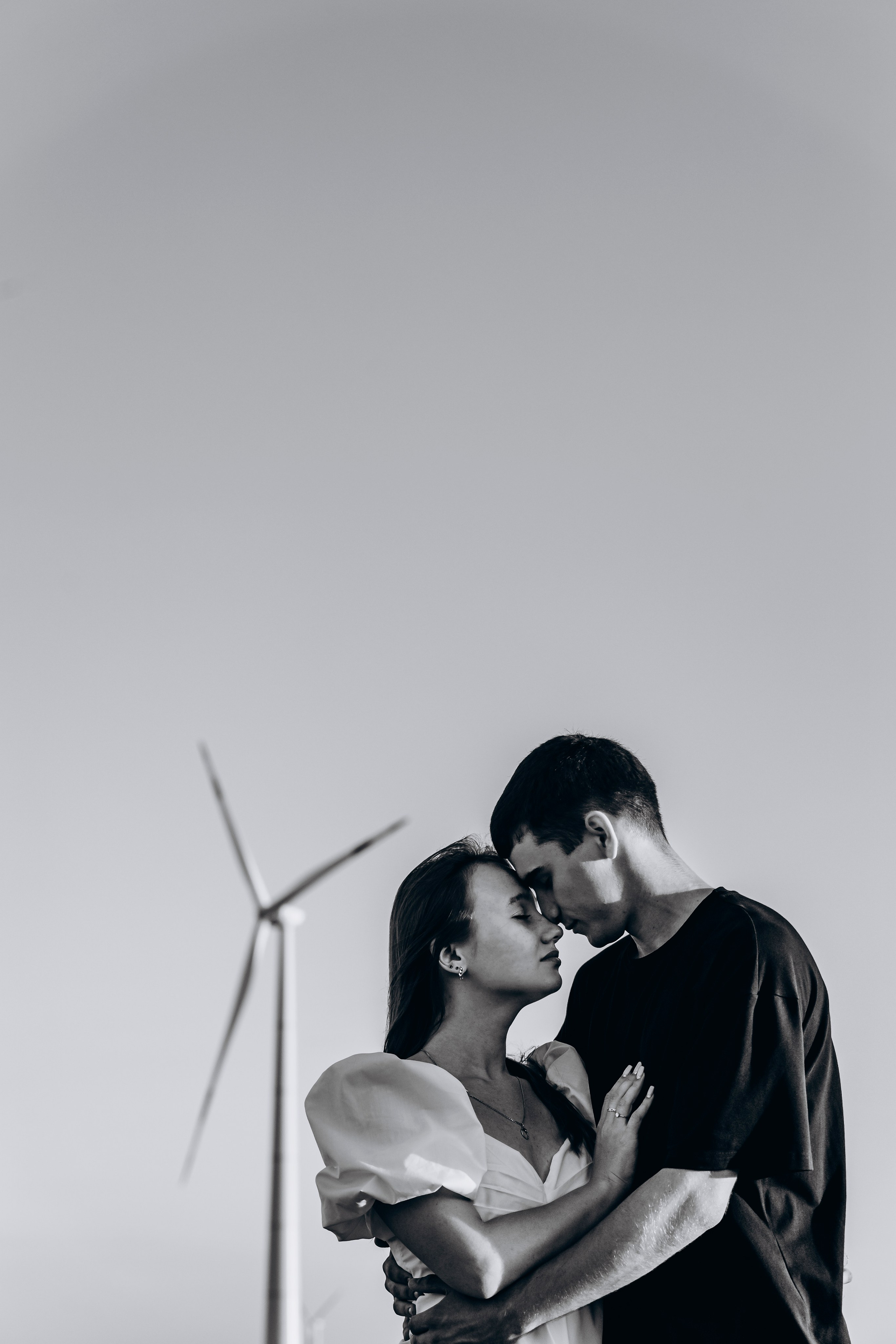 Молодые люди строят совместные планы, читая карту путешествий