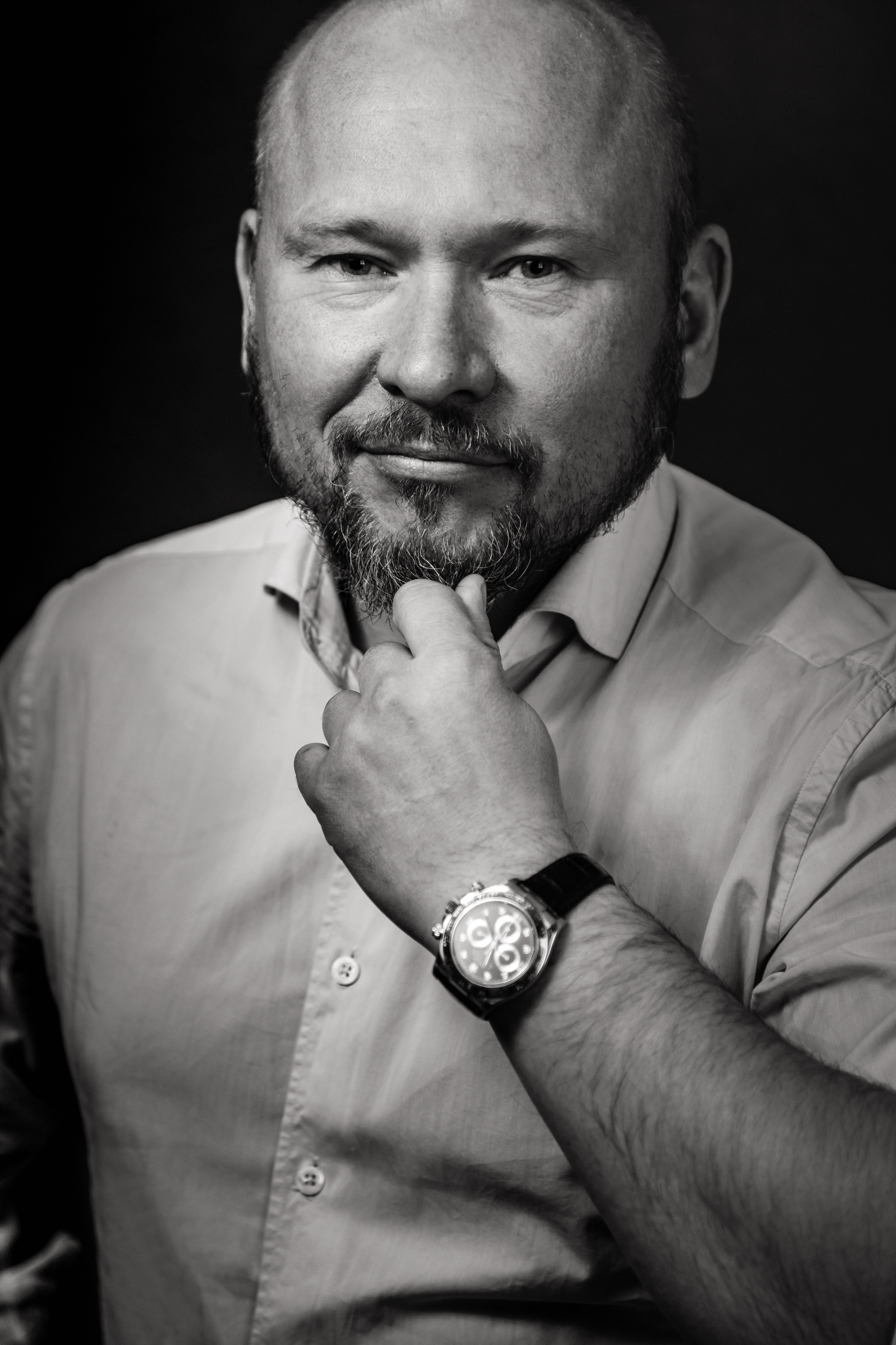 черно-белый портрет мужчины в студии, фотосессия в фотостудии москвы