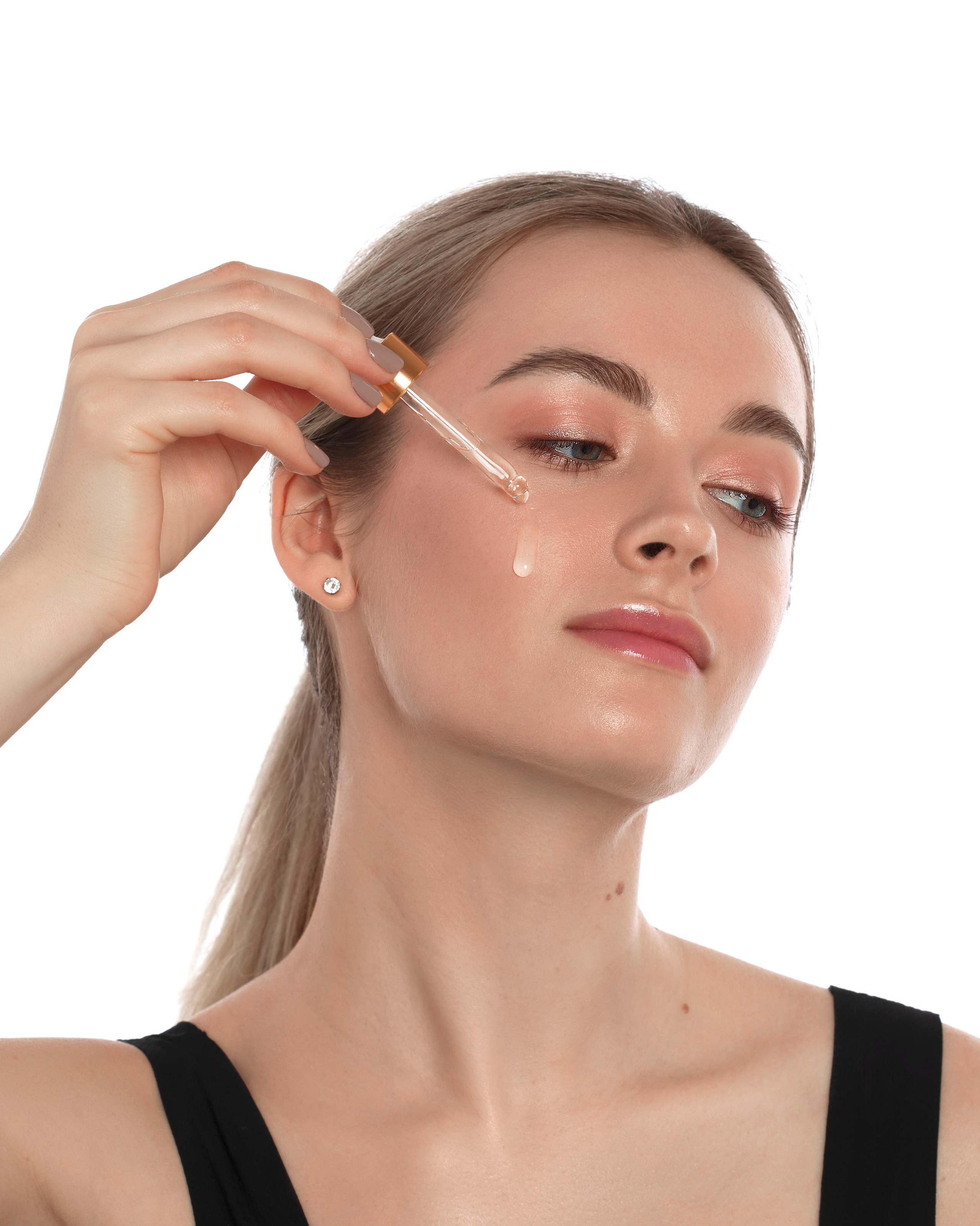 Текстура сыворотки на женском лице. Сыворотка на лице девушки.