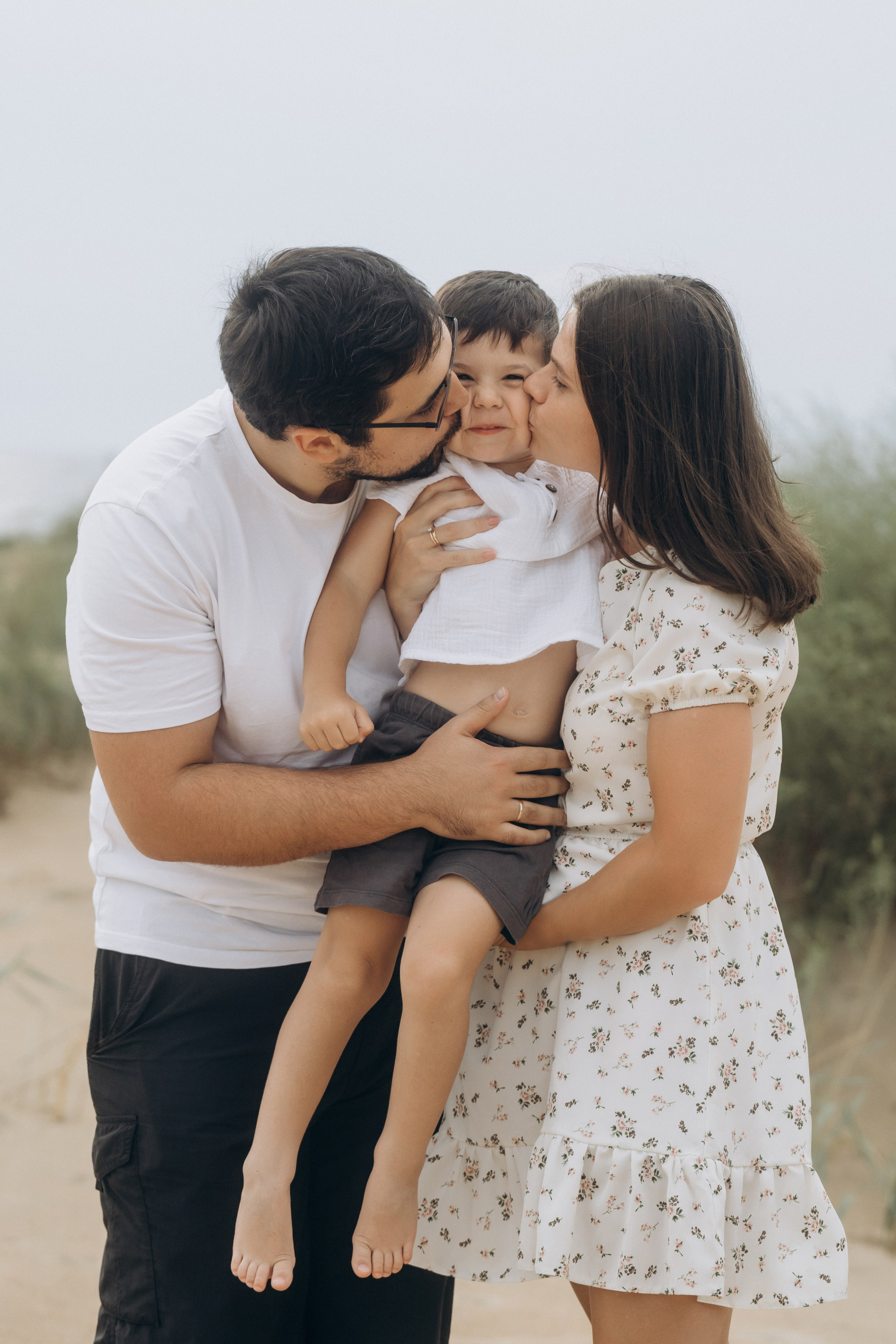 Кучугурские кадры – семья в белых одеждах на фоне дюн и моря, фотограф Кучугуры