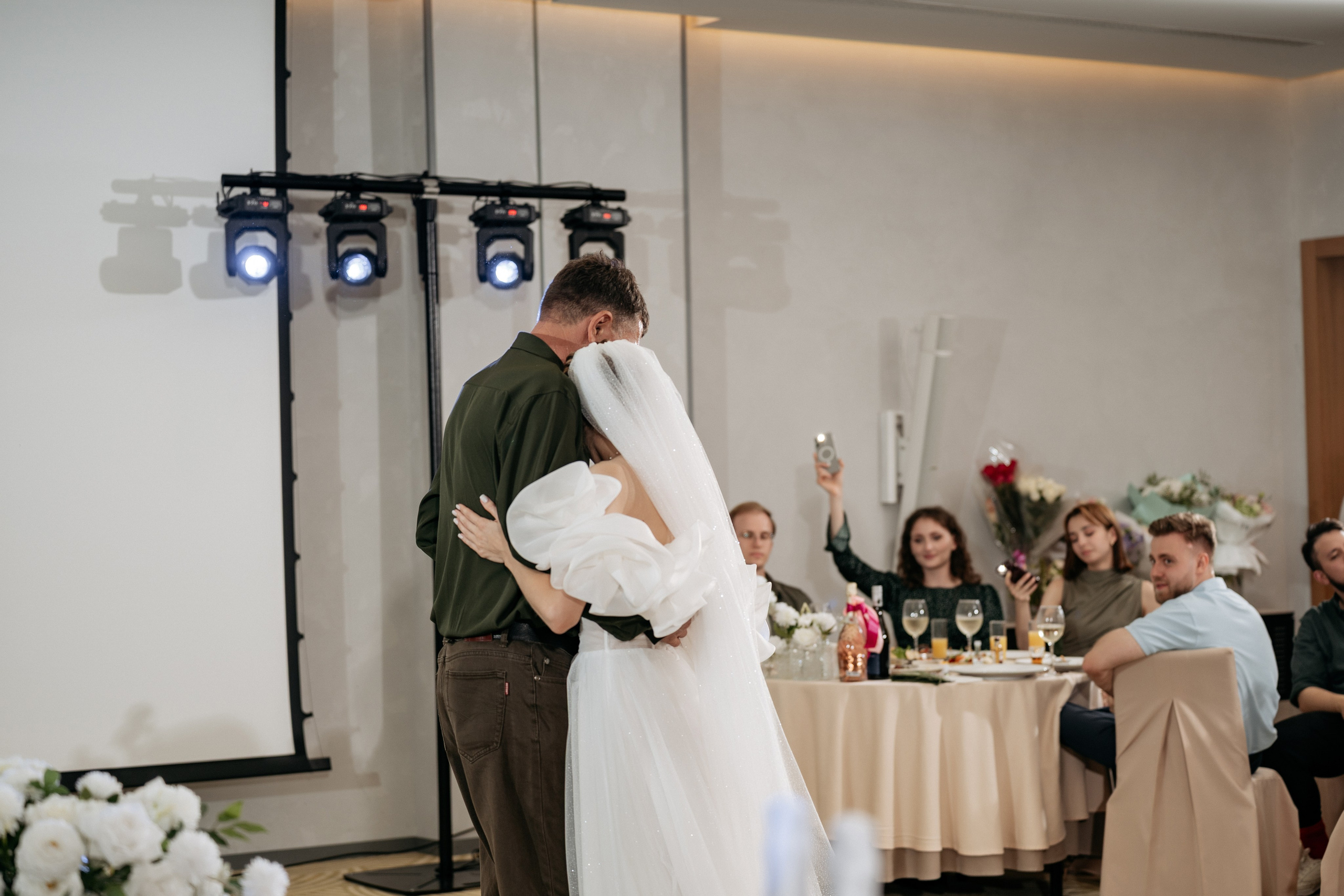 Фотограф Новороссийск - невеста танцует с папой.