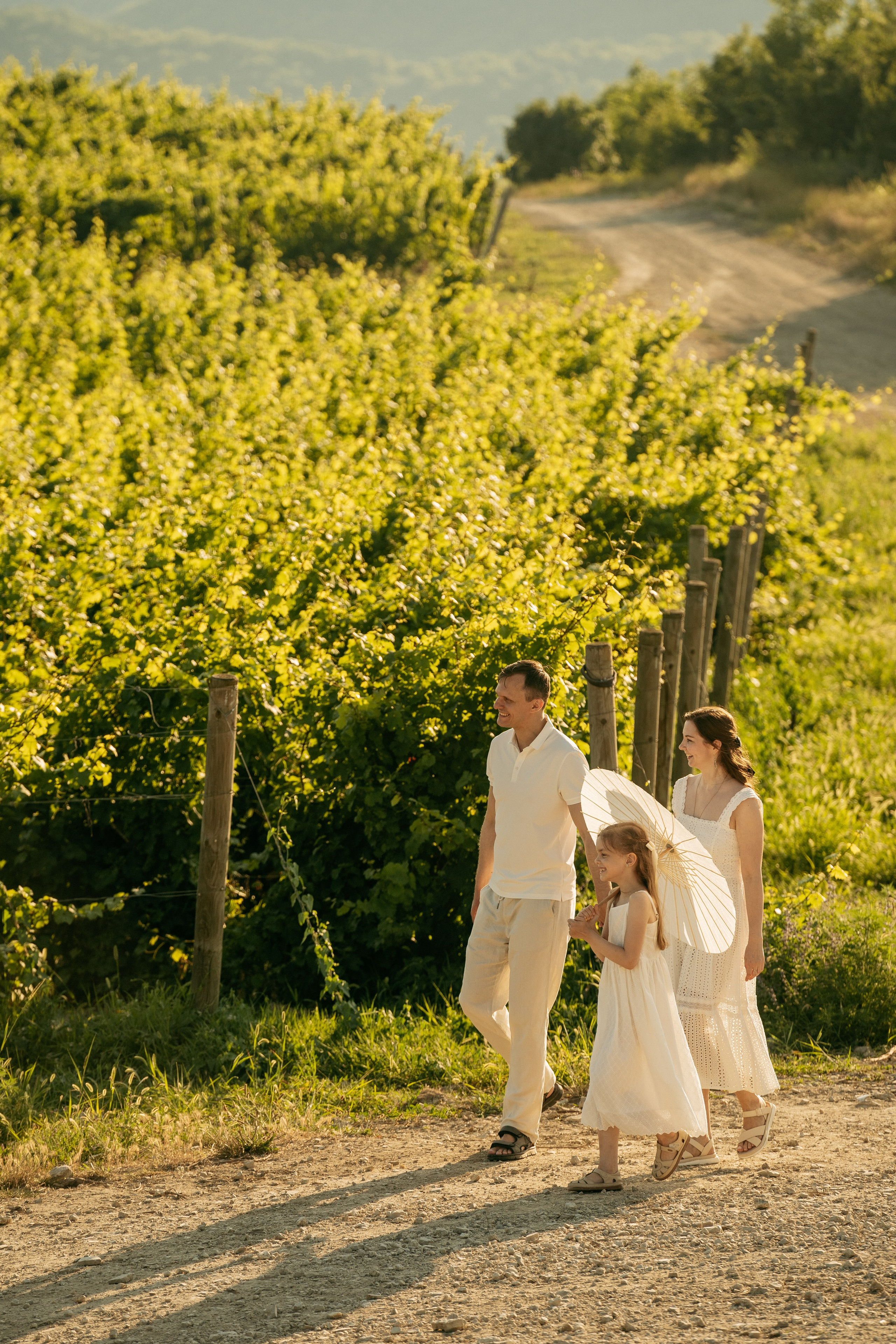 Искренние эмоции семьи на фотосессии в Абрау-Дюрсо  
