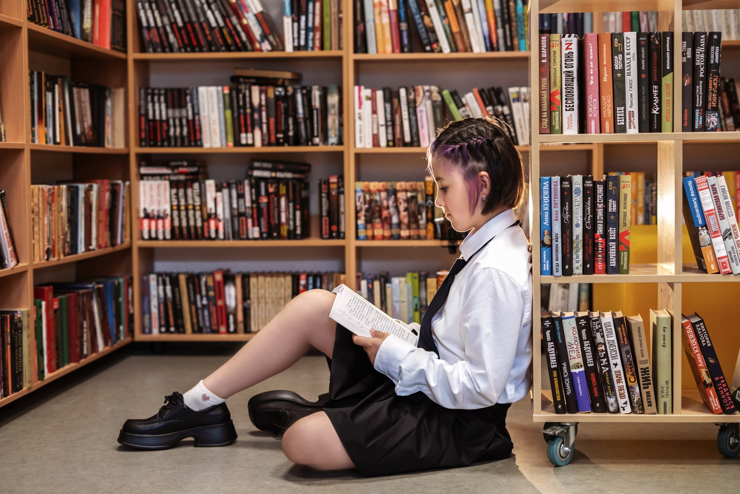 Съемка в библиотеке, школьная форма. Мила Посвит Фотограф новорожденных в Тобольске