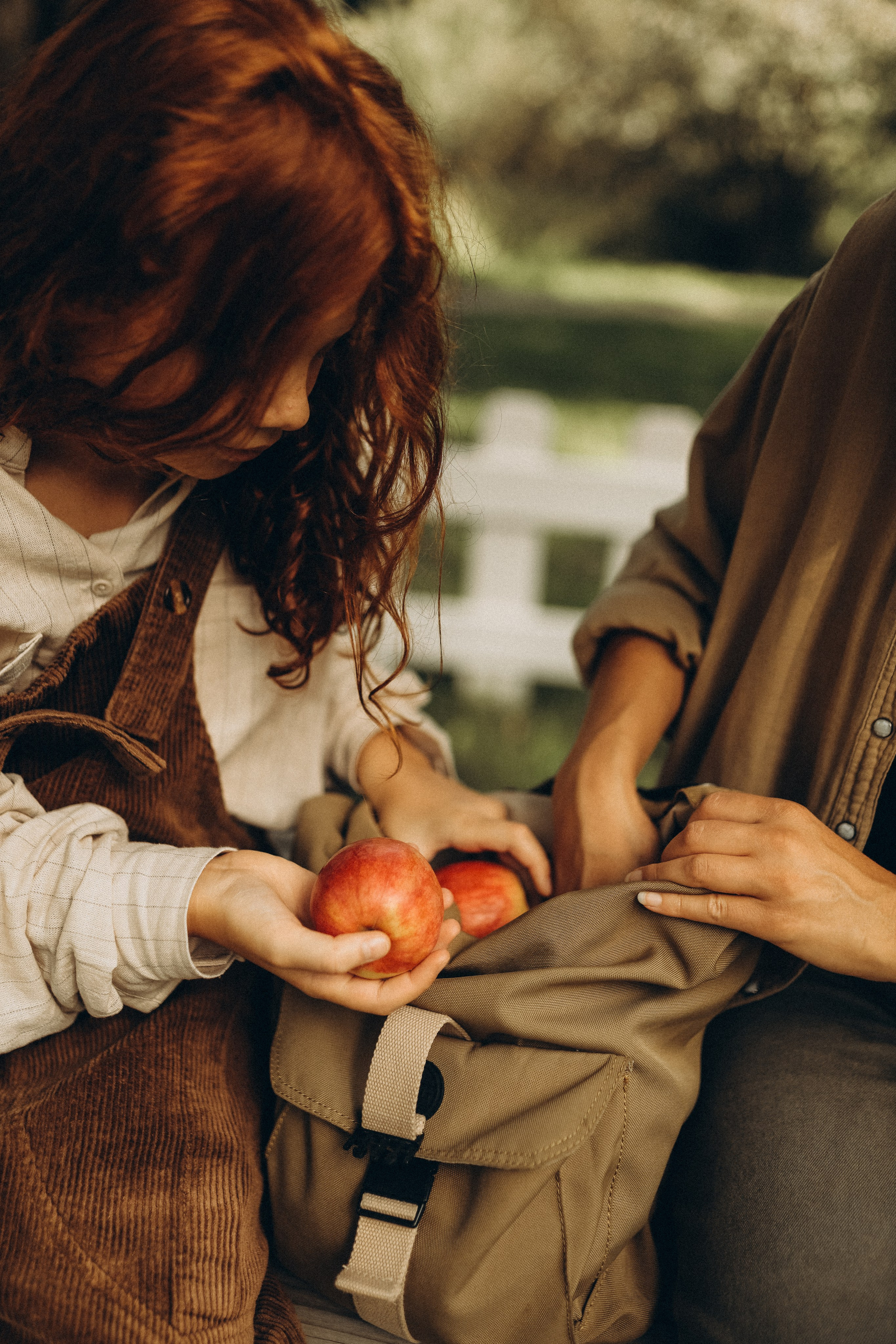 Дина и Миа в огороде. Семейный и детский фотограф в Москве Анастасия Меликова