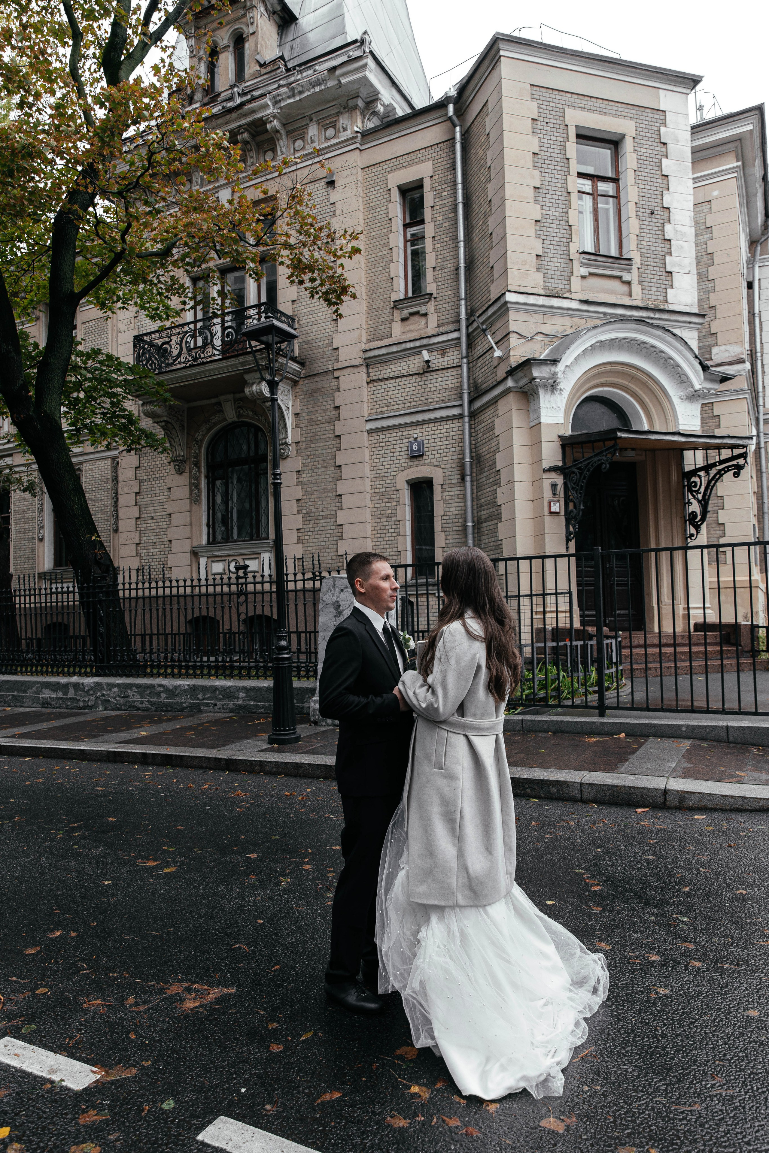 Прогулка под дождём. Свадебный фотограф в Москве