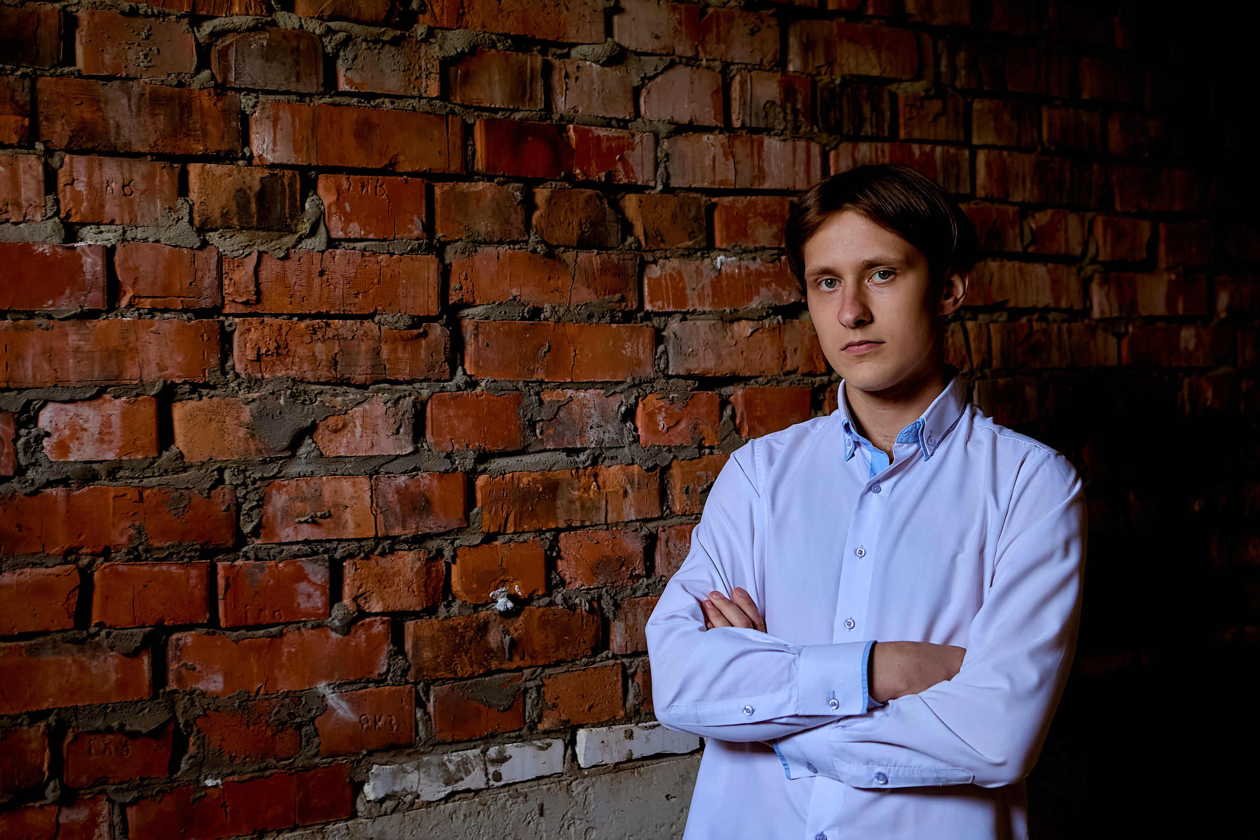 Мужской портрет в заброшенном здании