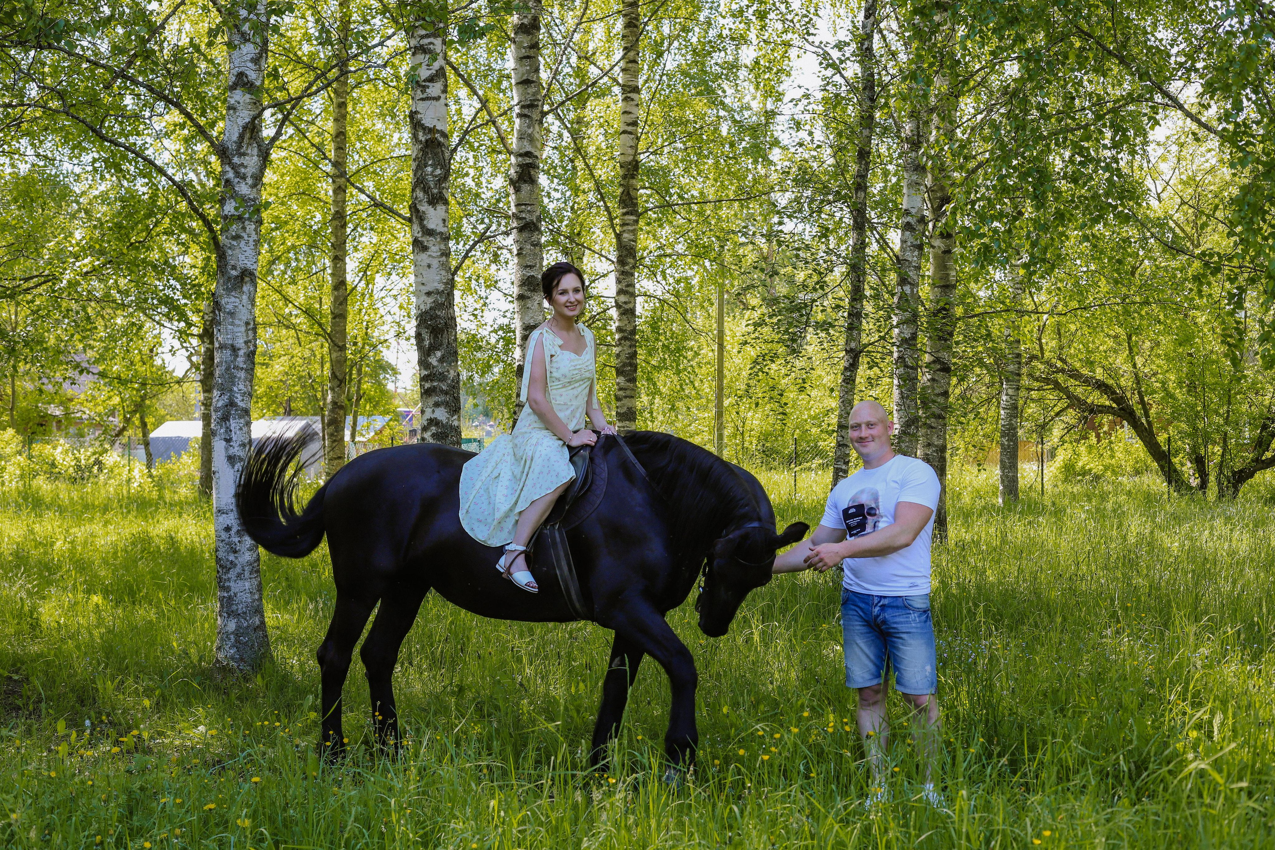 Старая Ладога с лошадью Катя и Сергей. Фотограф и Видеограф в Санкт-Петербурге Алиса Шандрик