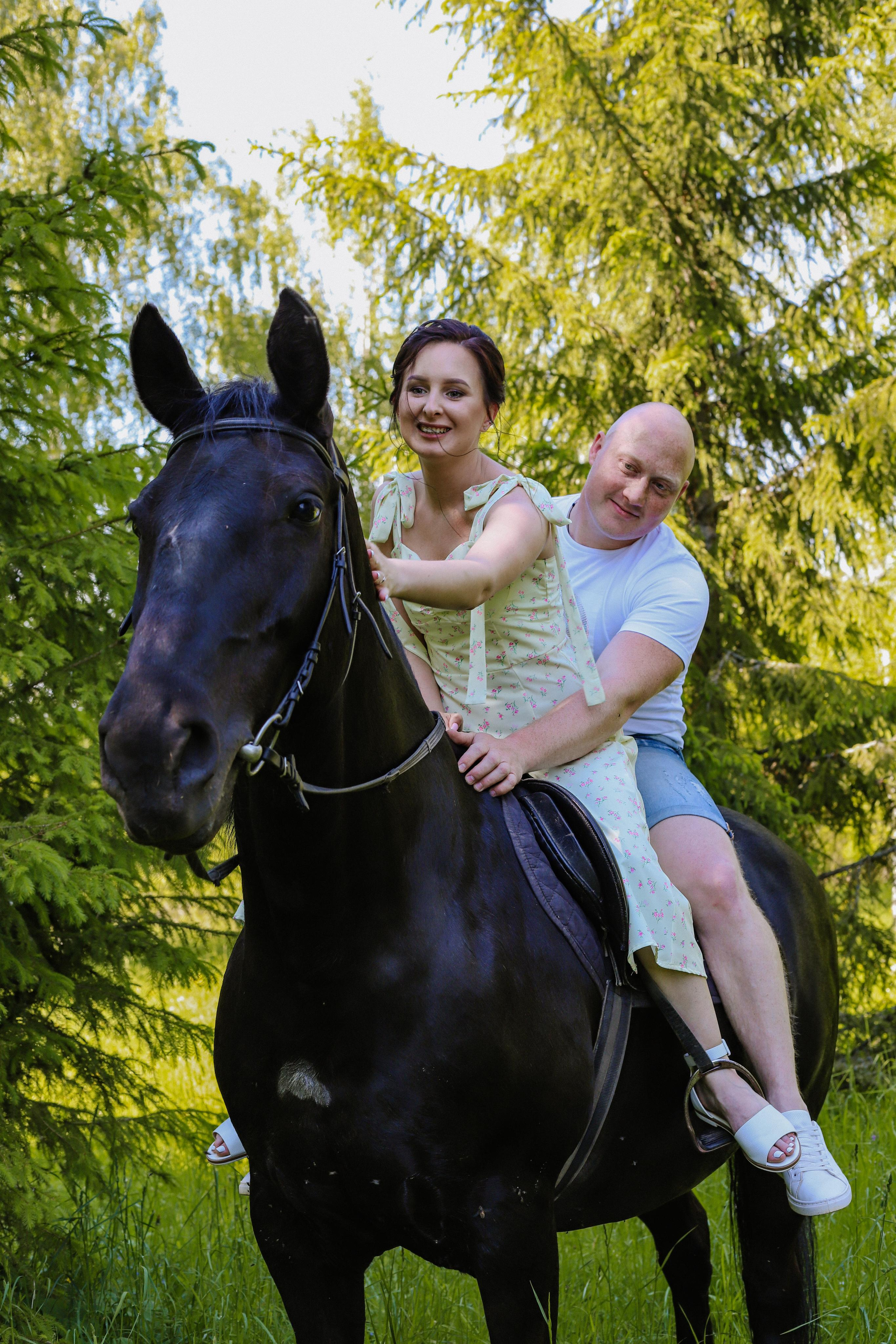 Старая Ладога с лошадью Катя и Сергей. Фотограф и Видеограф в Санкт-Петербурге Алиса Шандрик