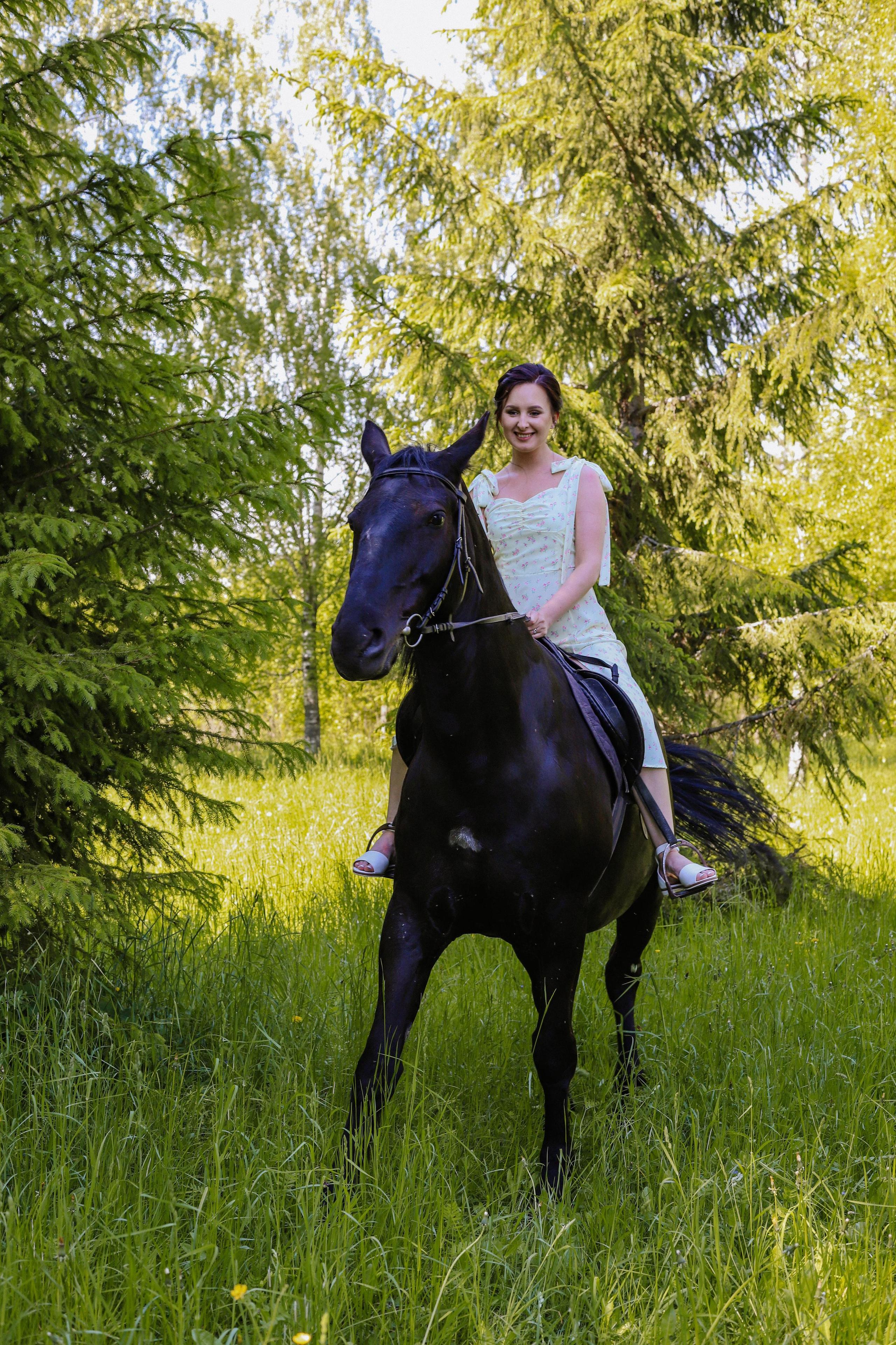 Старая Ладога с лошадью Катя и Сергей. Фотограф и Видеограф в Санкт-Петербурге Алиса Шандрик