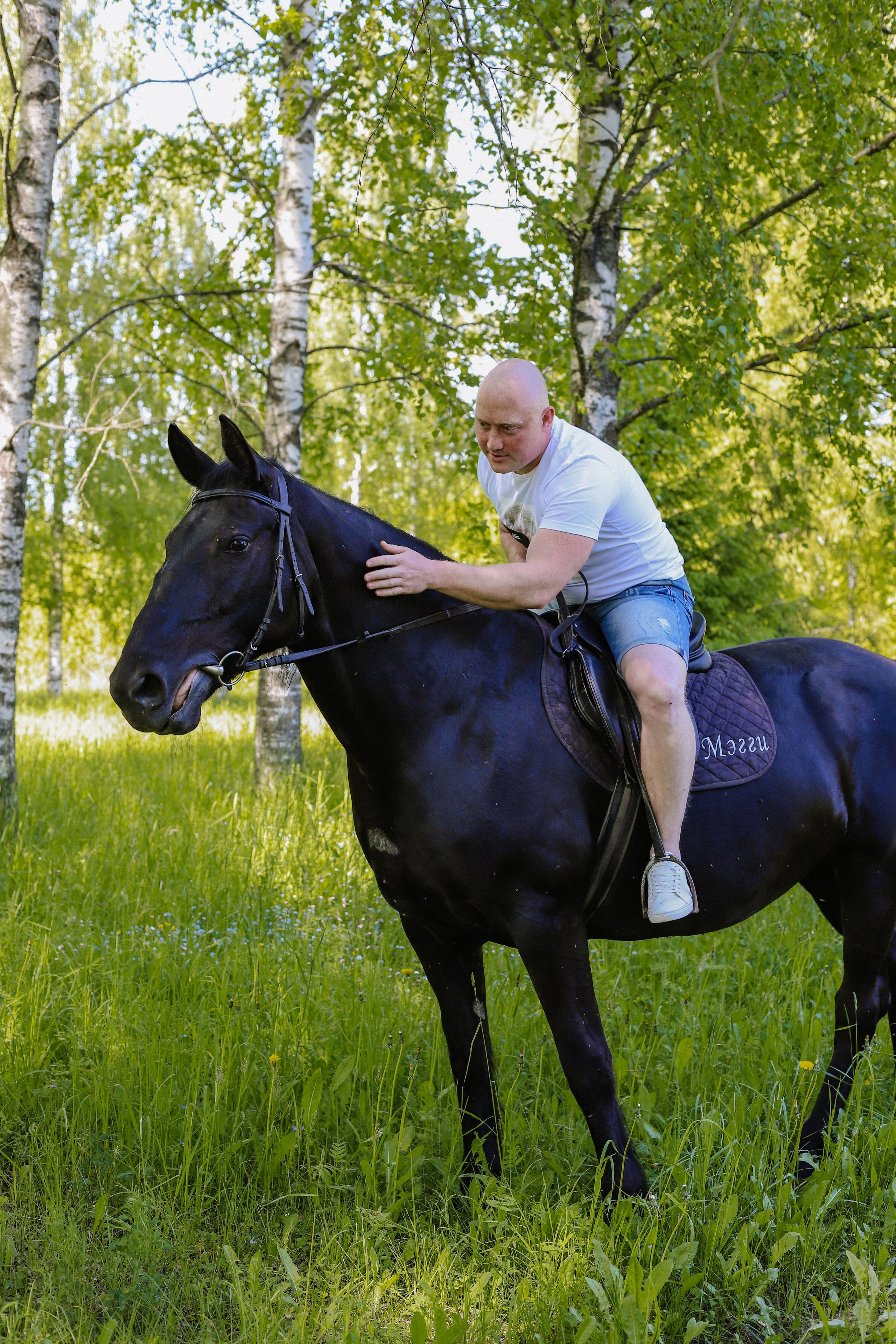 Старая Ладога с лошадью Катя и Сергей. Фотограф и Видеограф в Санкт-Петербурге Алиса Шандрик
