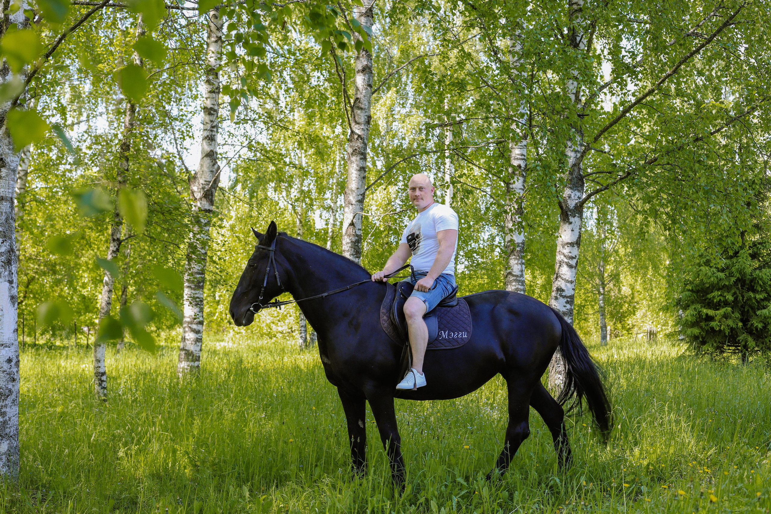 Старая Ладога с лошадью Катя и Сергей. Фотограф и Видеограф в Санкт-Петербурге Алиса Шандрик