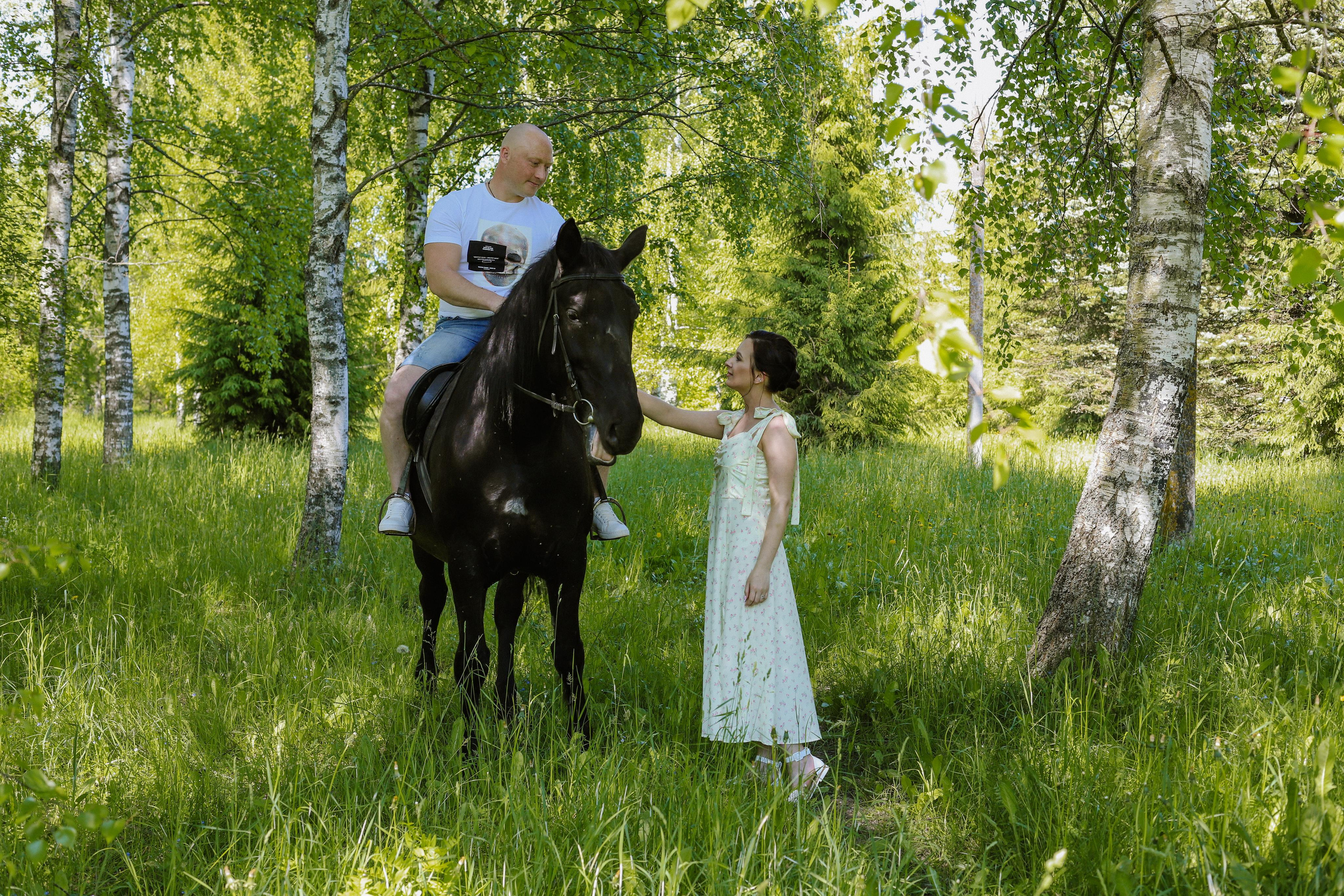 Старая Ладога с лошадью Катя и Сергей. Фотограф и Видеограф в Санкт-Петербурге Алиса Шандрик