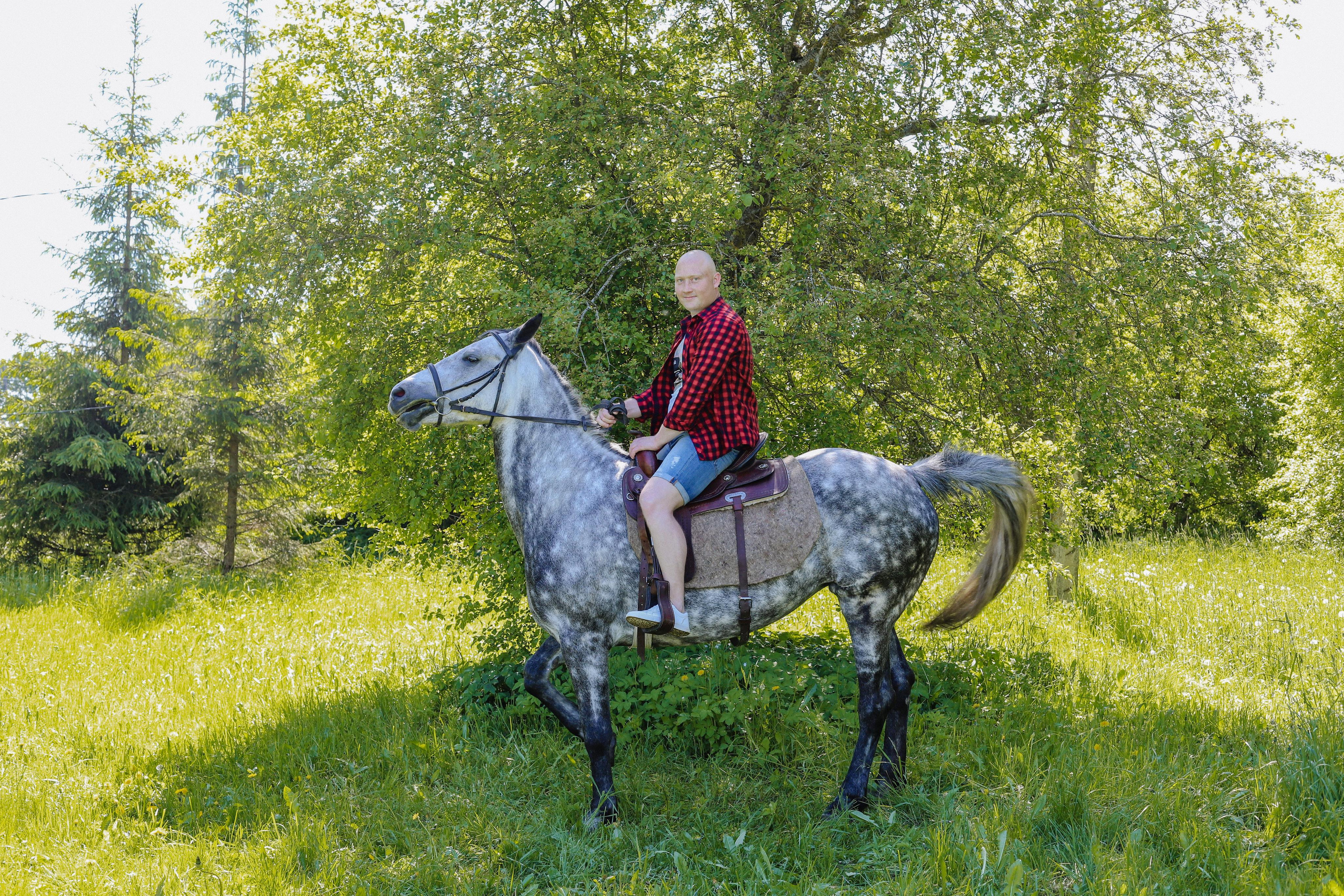 Старая Ладога с лошадью Катя и Сергей. Фотограф и Видеограф в Санкт-Петербурге Алиса Шандрик